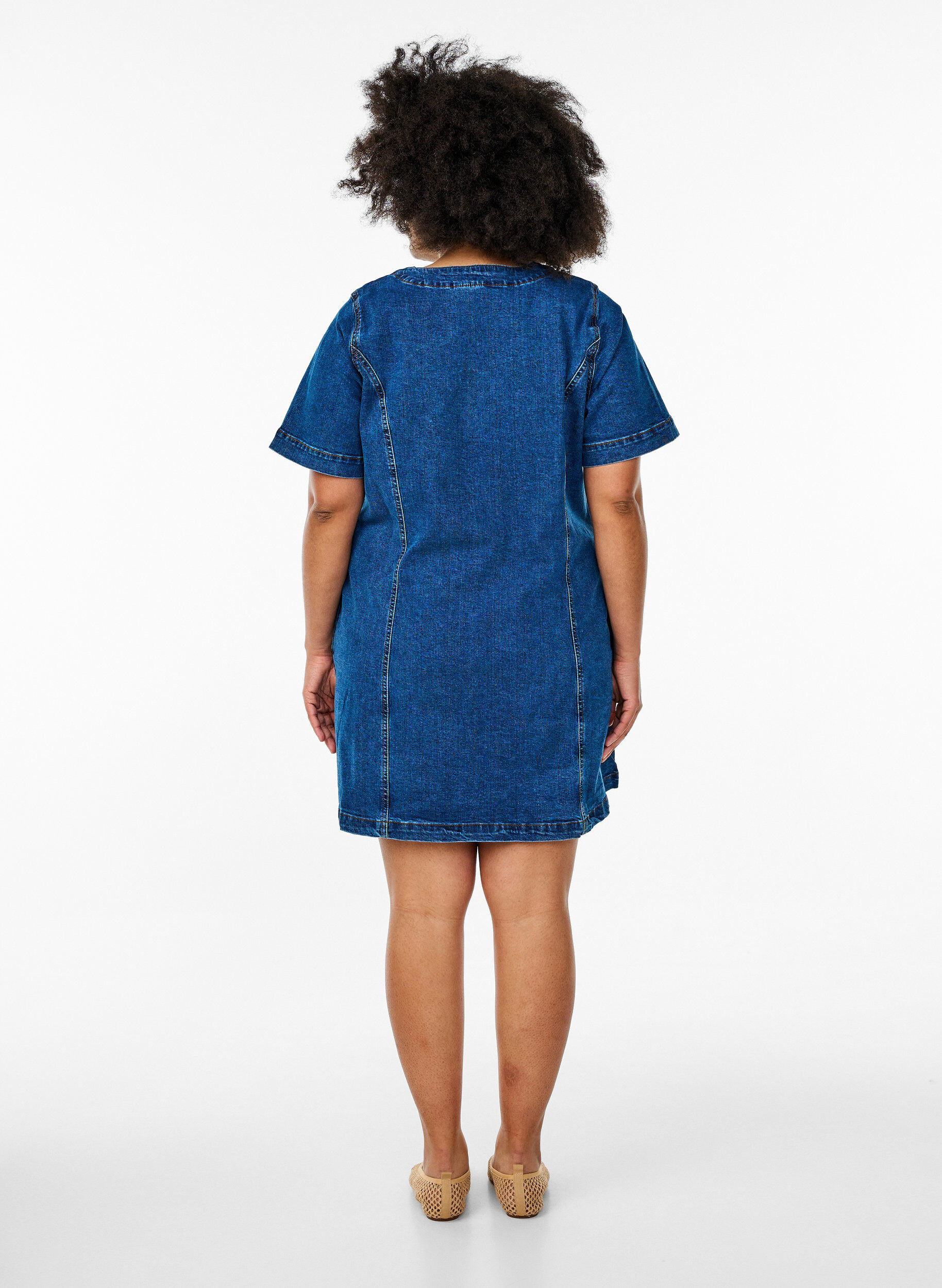 Zizzi Korte denim jurk met V-hals, Blauw, Model image number 2