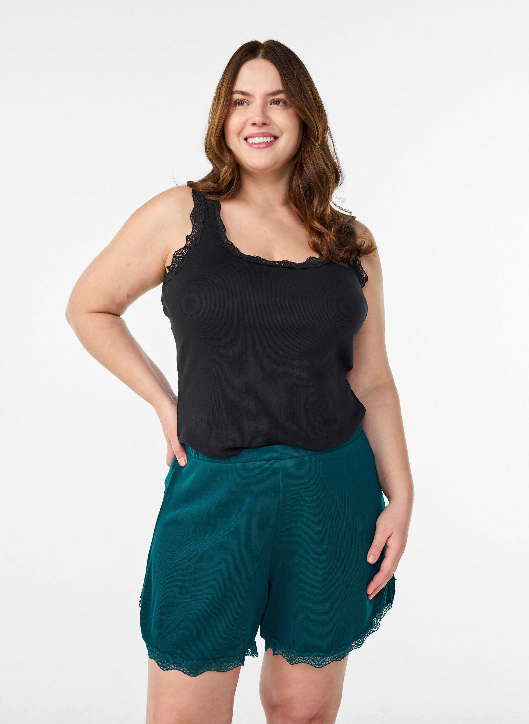 Lichte nachtshorts met ribde structuur en kanten afwerking, Groen, Model