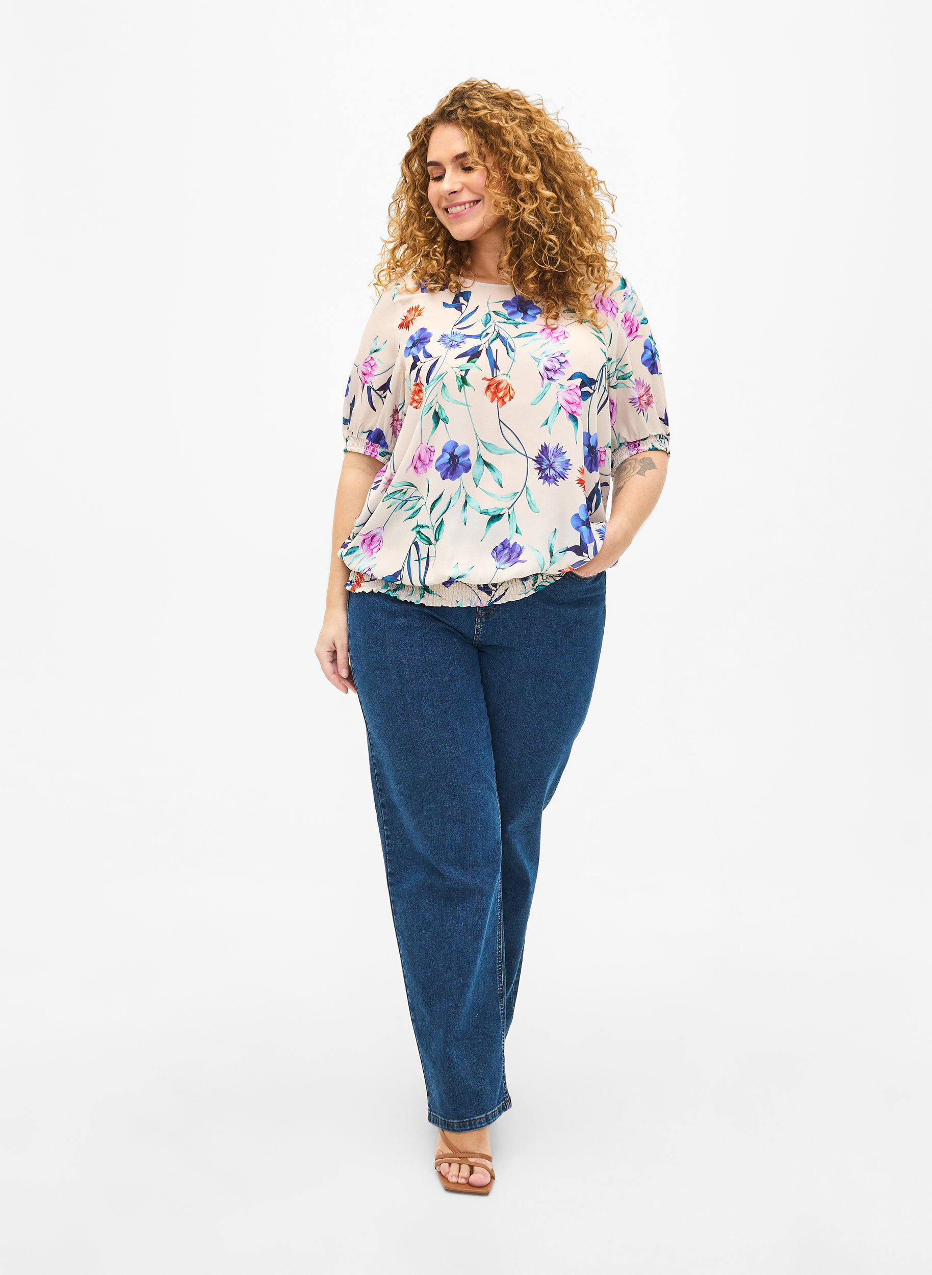Zizzi Gebloemde blouse met smokwerk, Blauw, Model image number 1