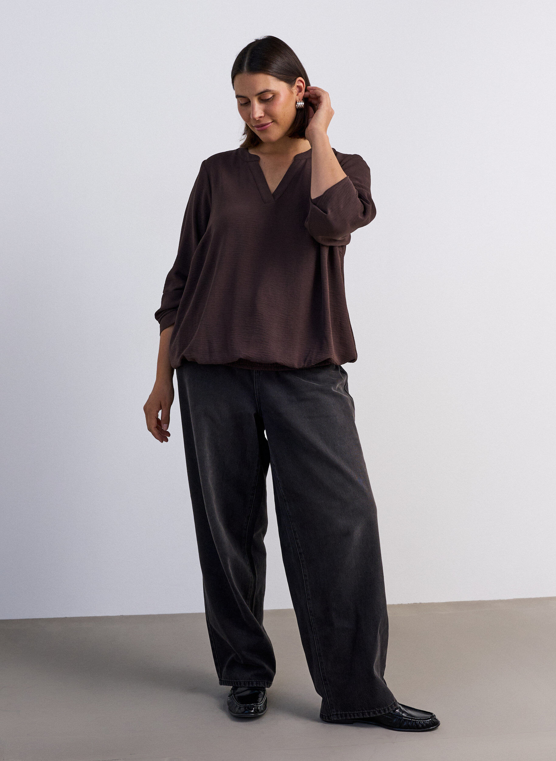 ZizziBlouse met ballonsilhouet en V-hals, Bruin, Model image number 1