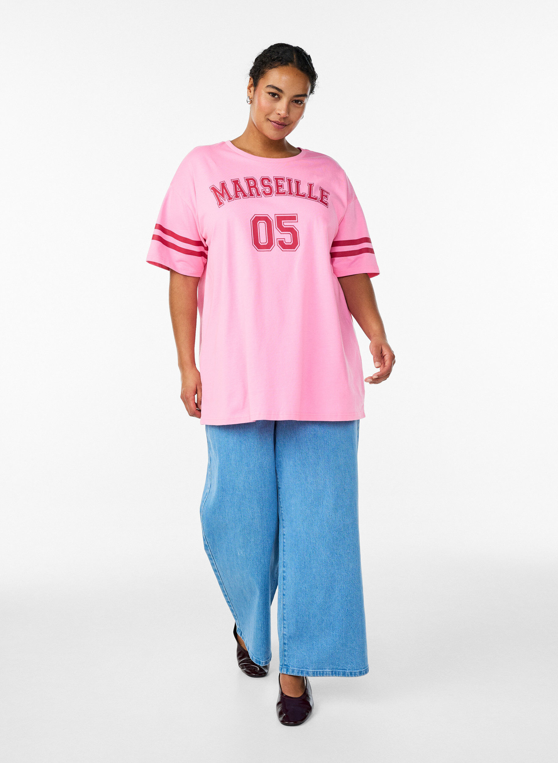 Zizzi Sportief oversized college T-shirt, Roze, Model image number 1