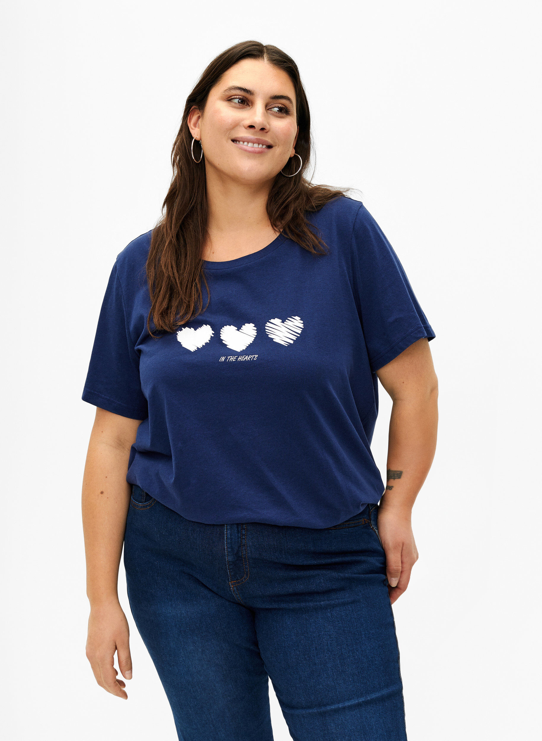 Zizzi Katoenen T-shirt met ronde hals en print, Medieval B.W. Hearts, Model image number 0