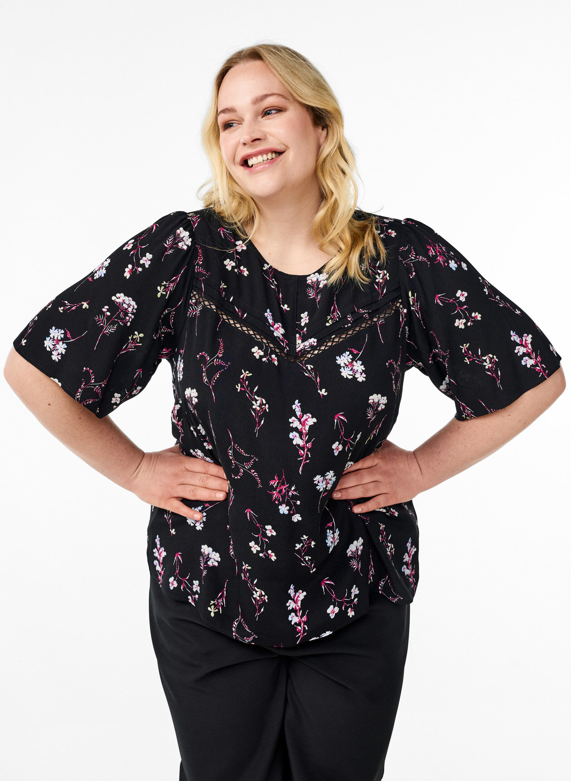 Blouse met bloemmotief en korte mouwen, Zwart, Model