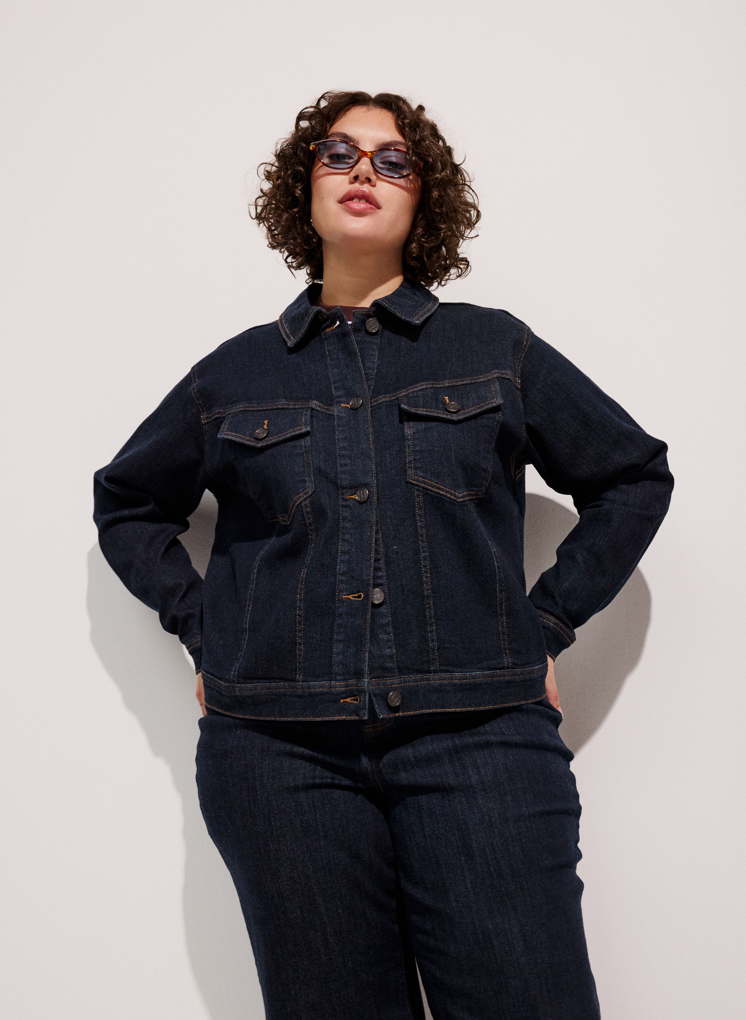 Donkere denim met attitude, , Model