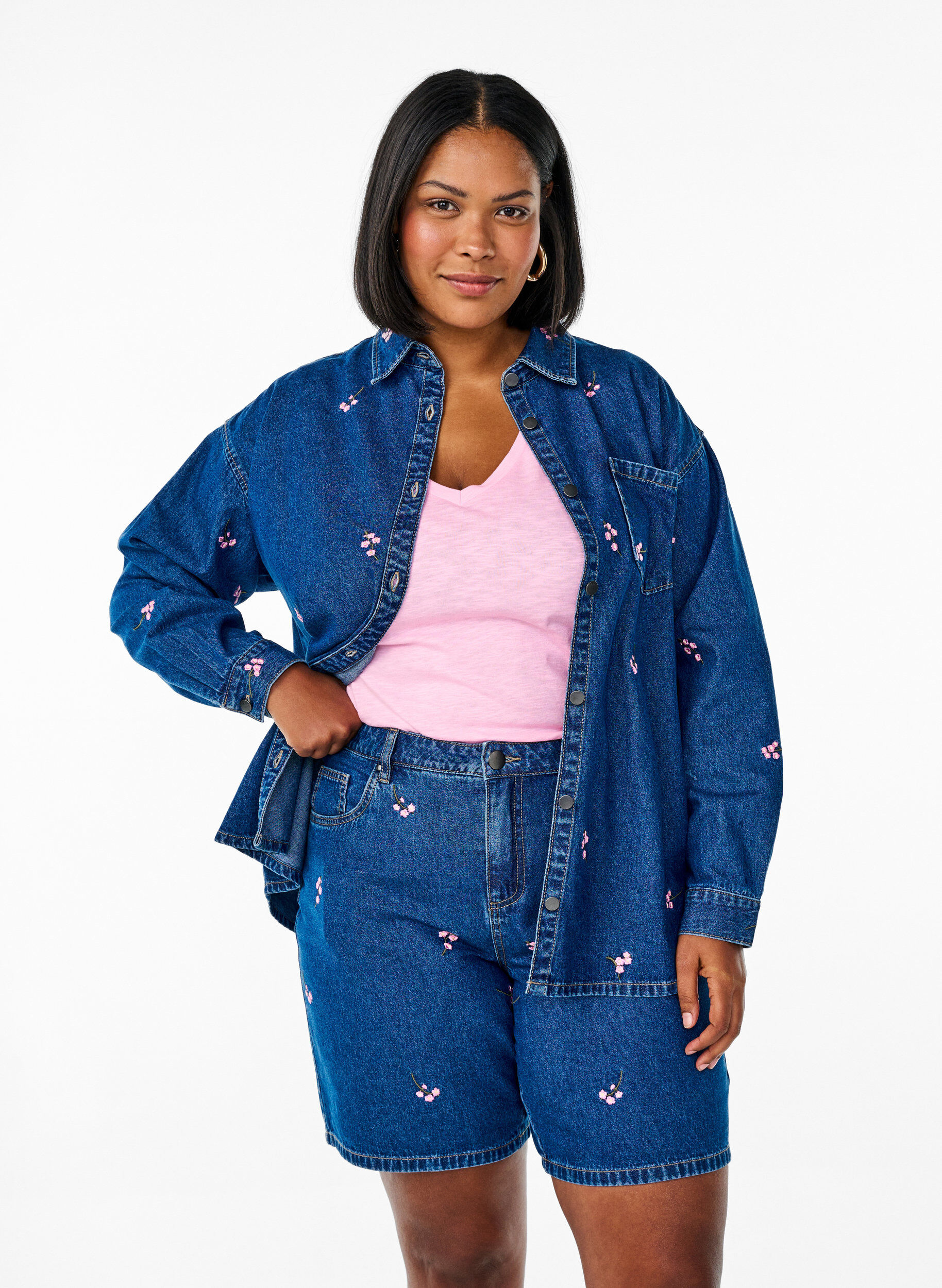 ZizziKorte spijkerbroek met geborduurde bloemen, Blauw, Model image number 0