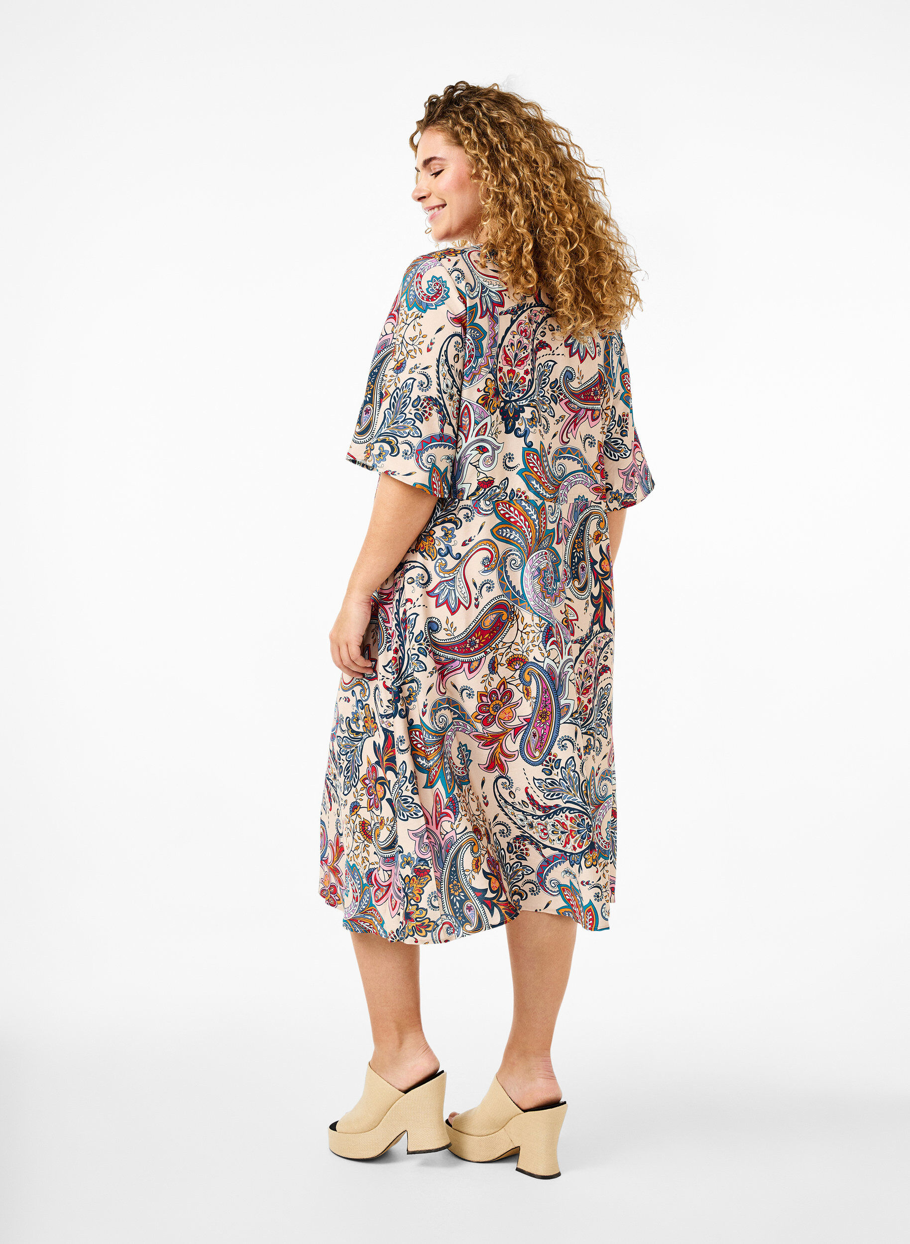 Zizzi Jurk van viscose met korte mouwen en een paisleyprint, Sand Do. Paisley AOP, Model image number 1