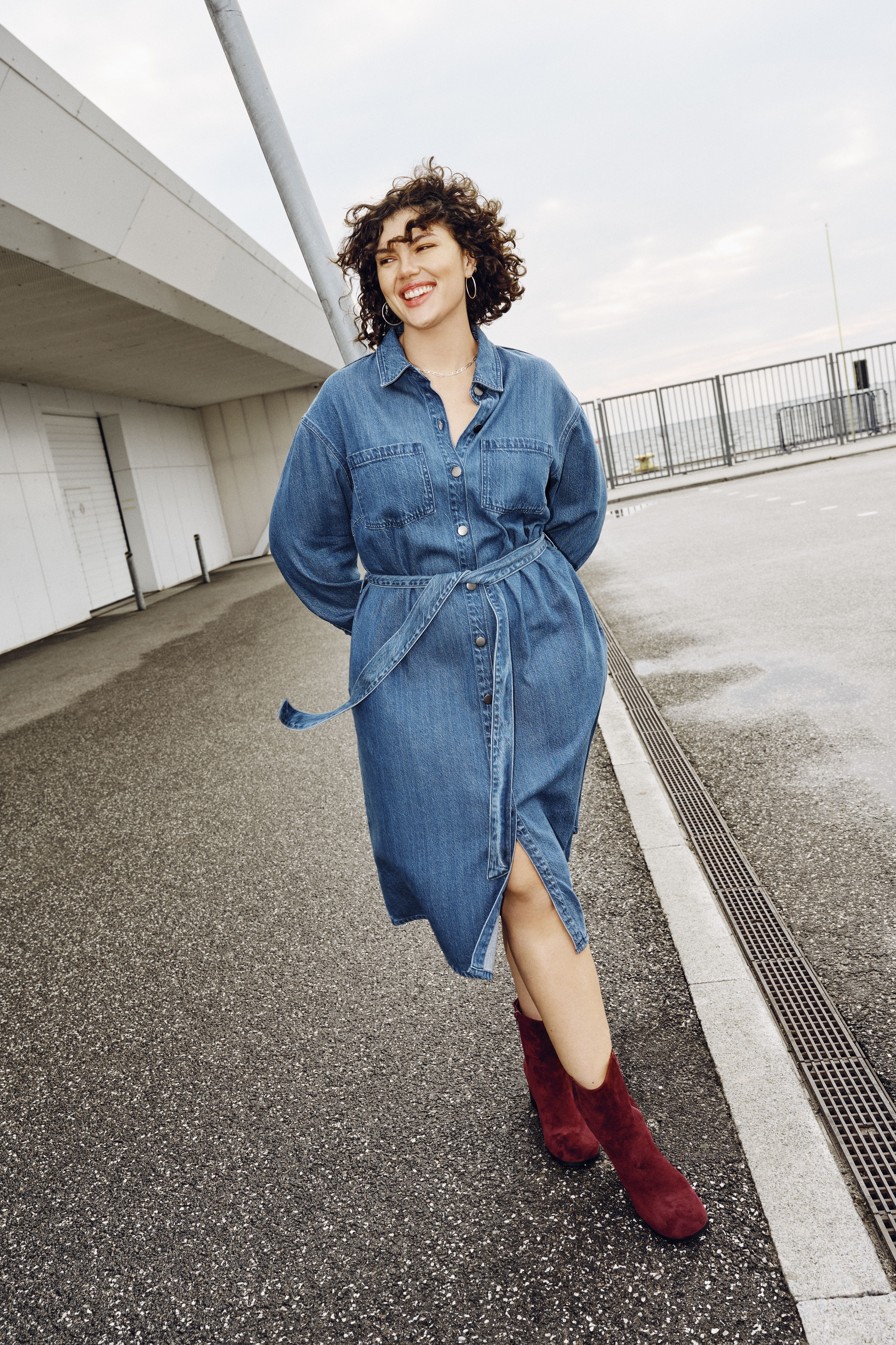 Zizzi Denimjurk met strikband, , Model