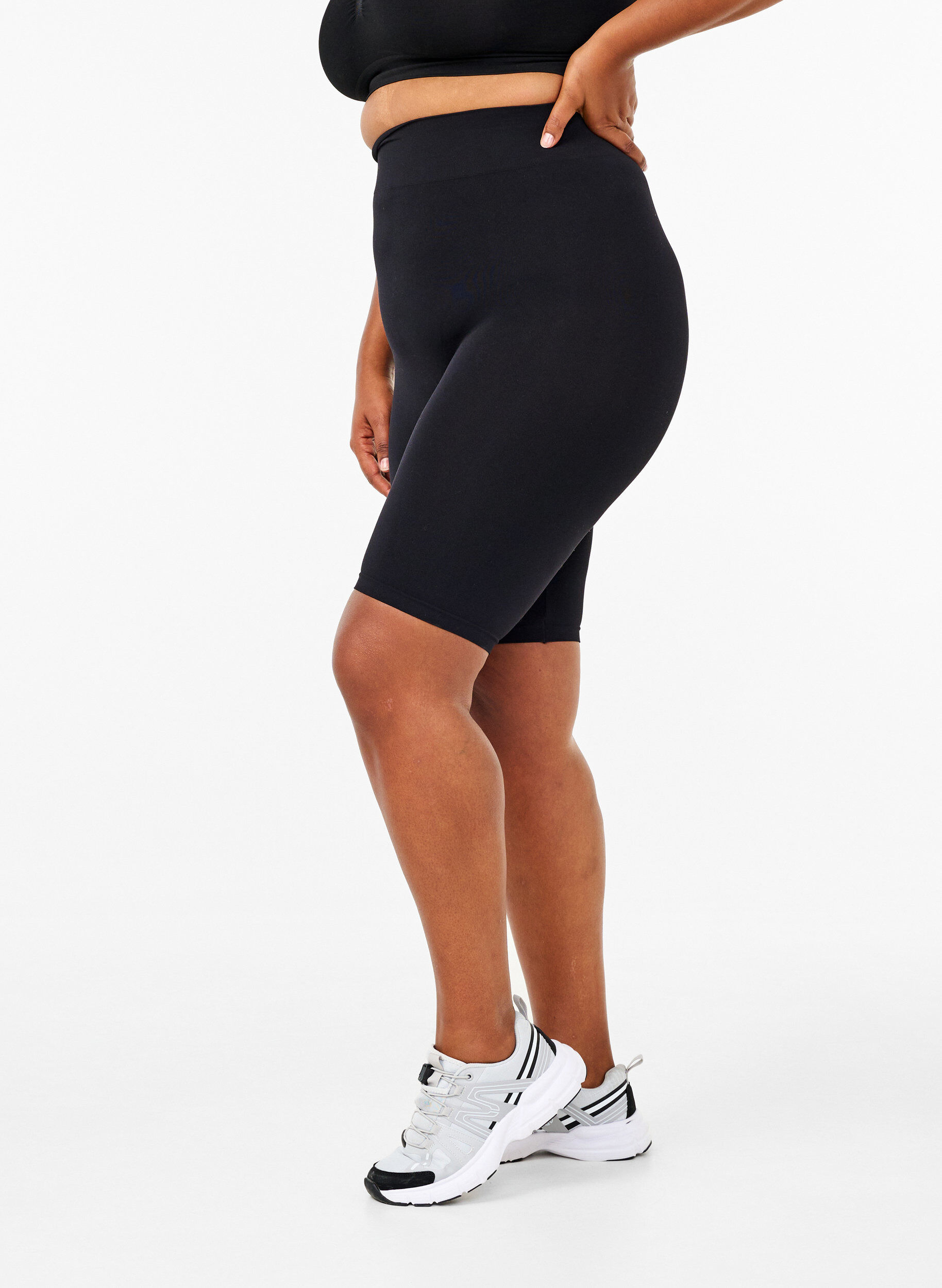 Naadloos fietsshortje, Zwart, Model