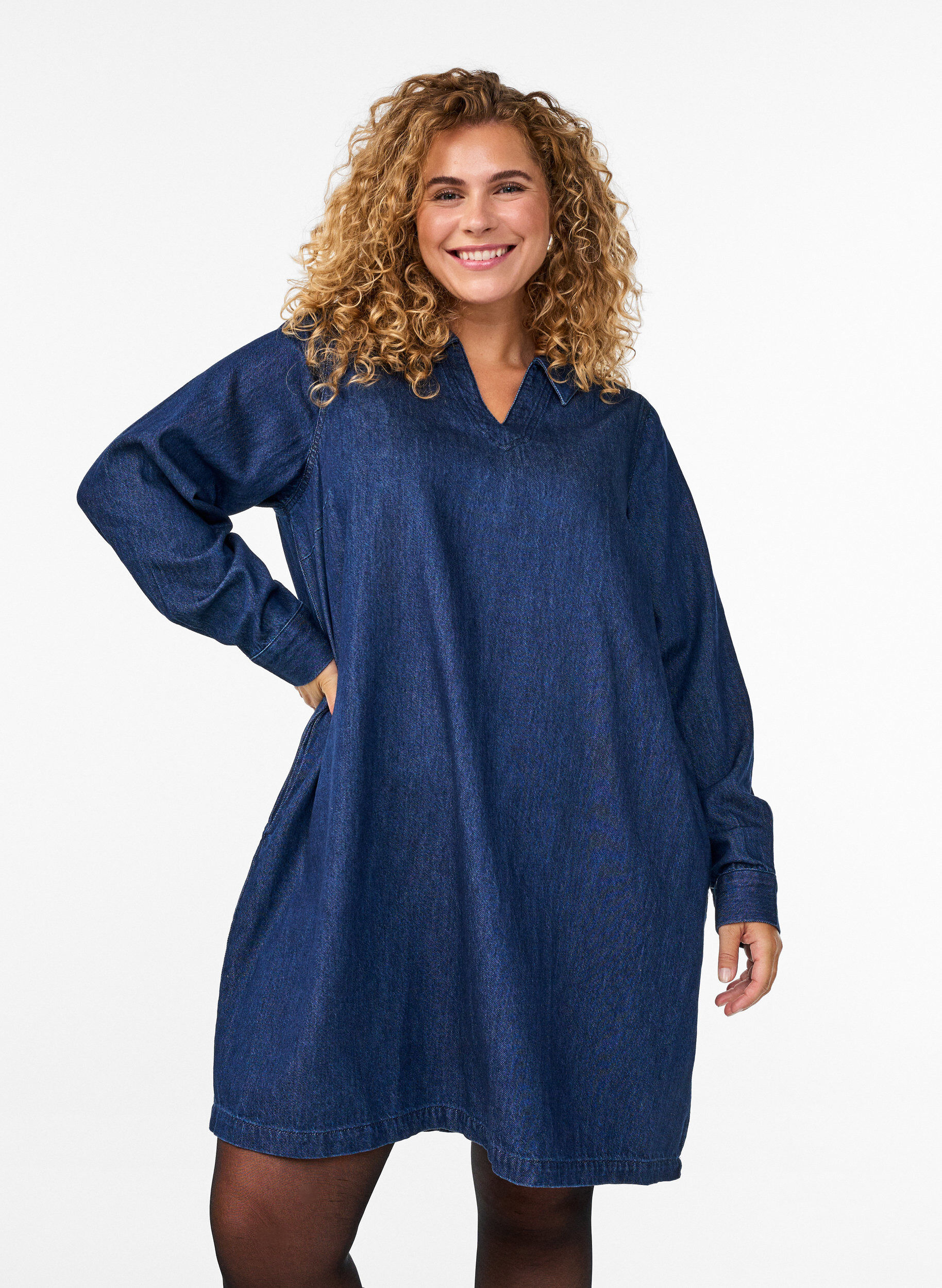 Zizzi Korte denim jurk met een V-hals en kraag, Blauw, Model image number 0