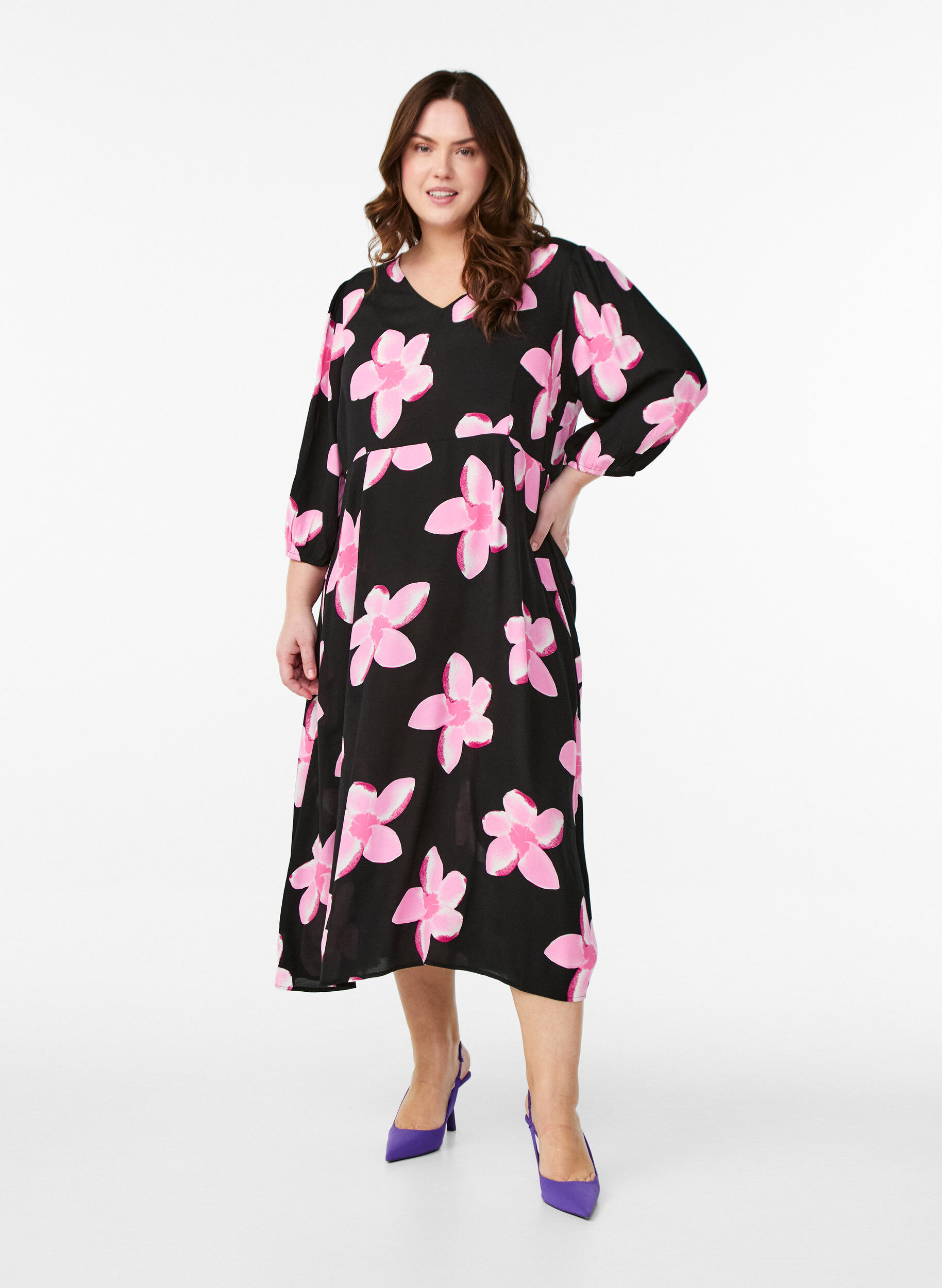 Zizzi Midi-jurk met bloemenprint en 3/4 mouwen, Zwart, Model image number 1