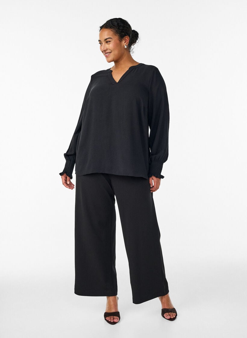 Blouse met smockmanchetten en V-hals, Zwart, Model image number 1