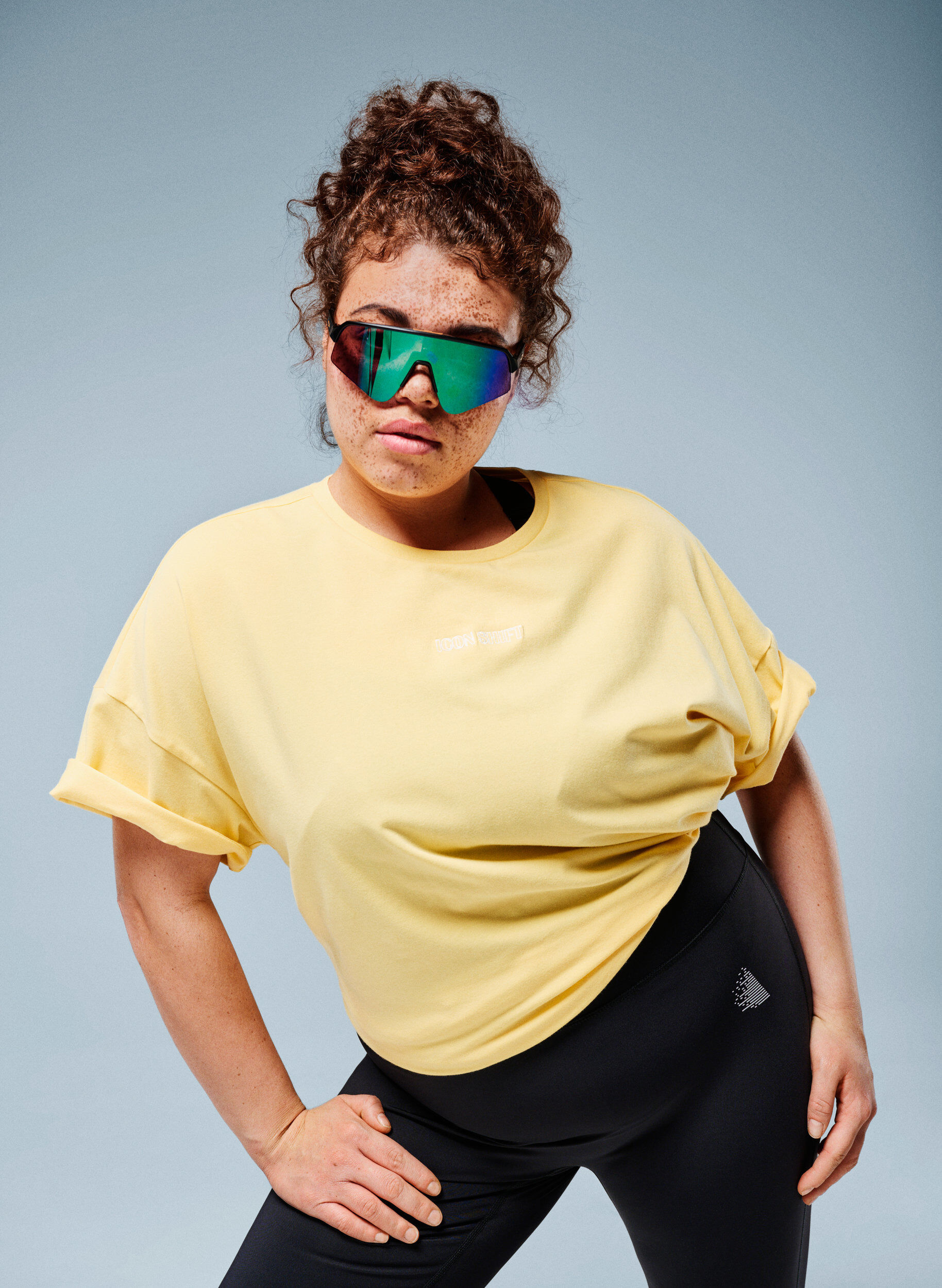 ZizziT-shirt van biologisch katoen met klein frontmotief, Geel, Image image number 0