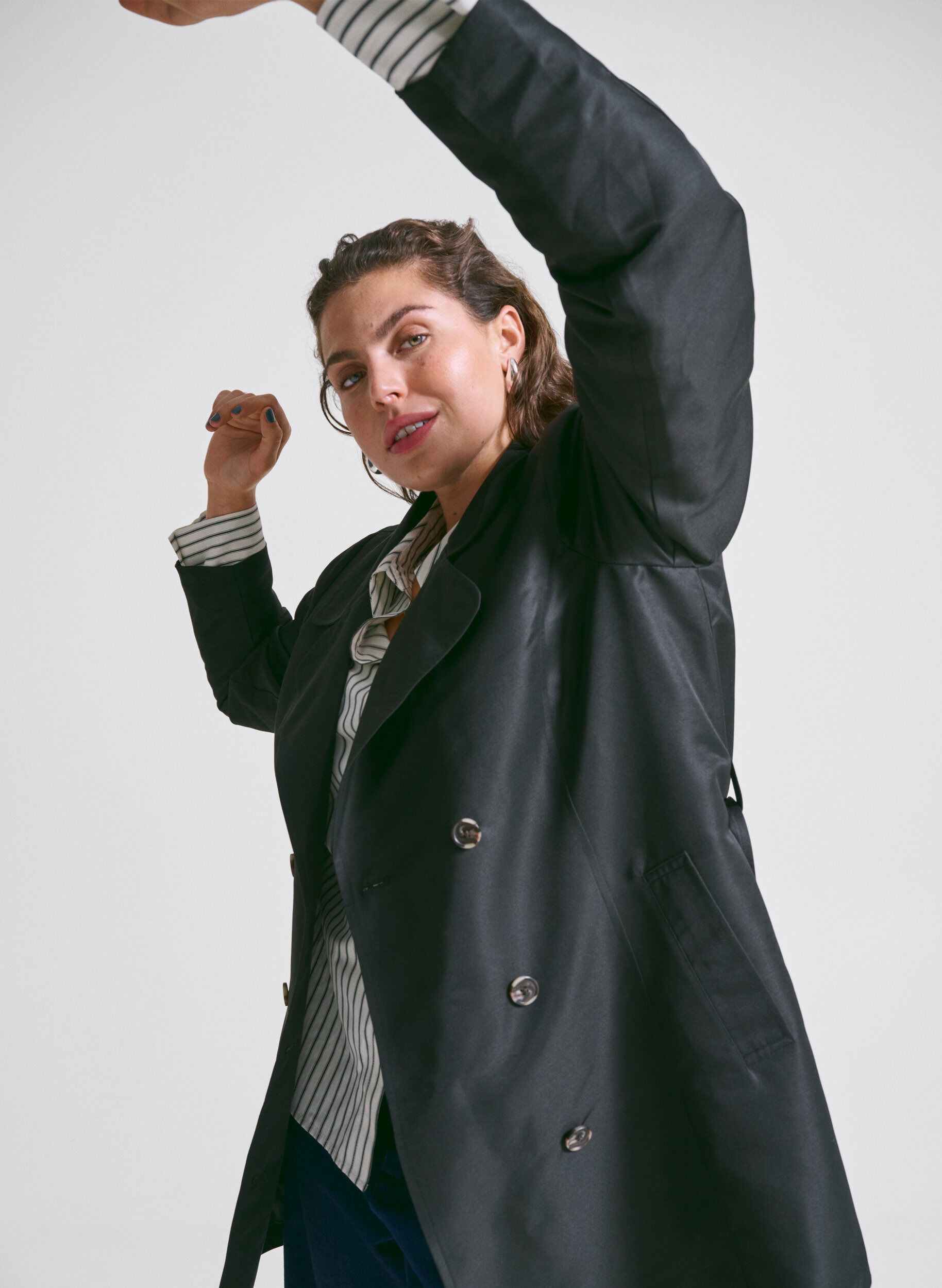 Zizzi Korte trenchcoat met riem, Zwart, Image image number 0