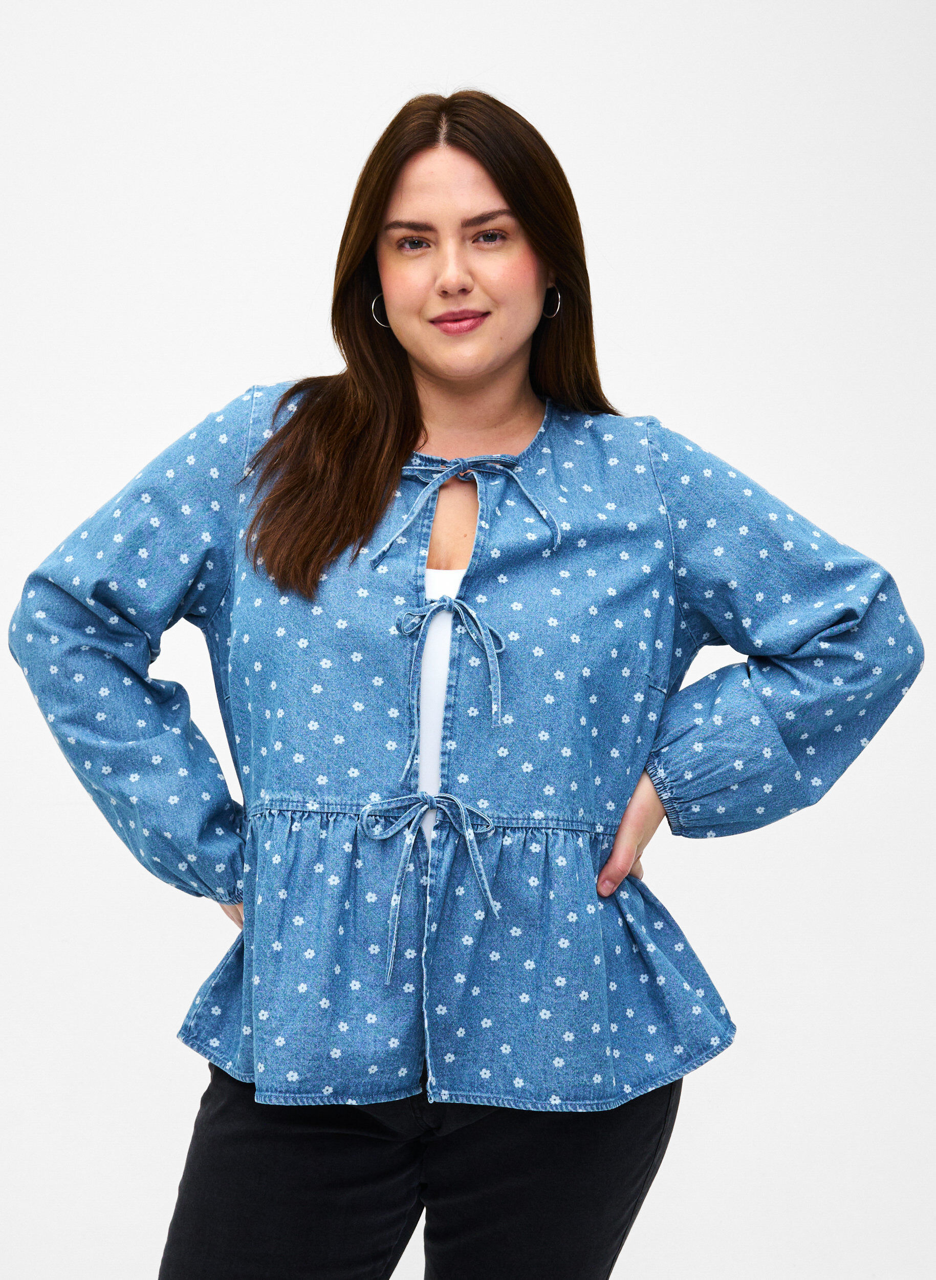 Zizzi Denim peplum blouse met striksluiting, Light Blue w.Flowers, Model image number 0