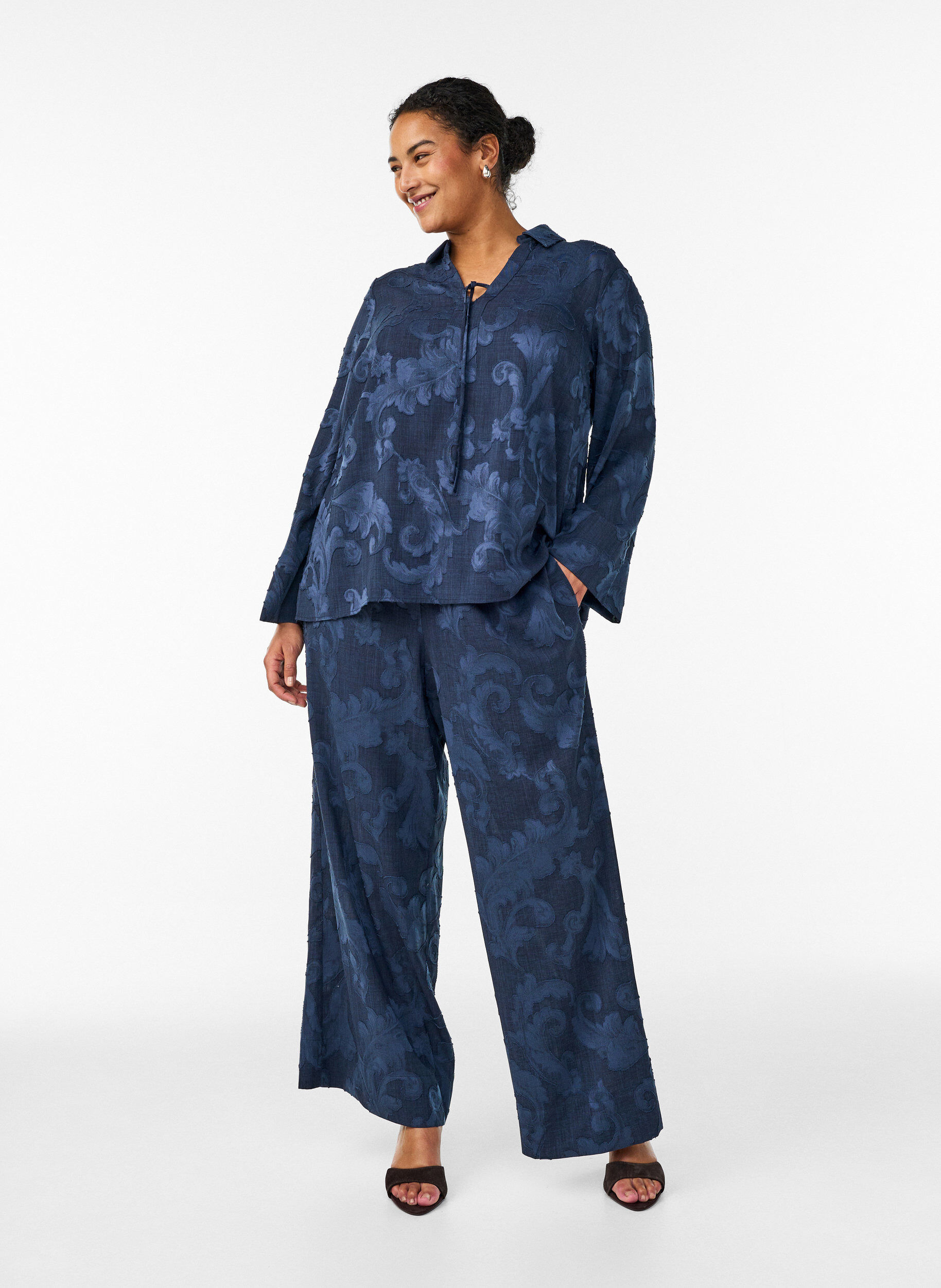 Zizzi Blouse met V-hals en geweven textuurpatroon, Blauw, Model image number 1