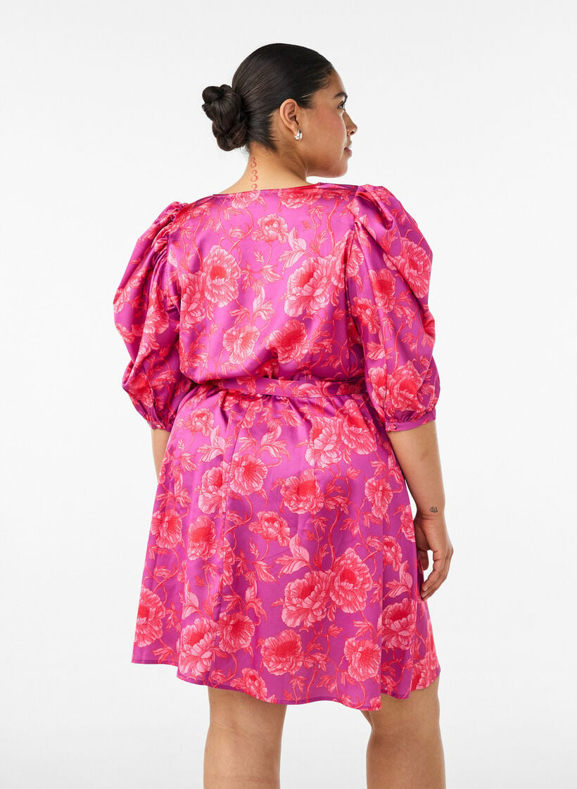 Bloemenjurk met pofmouwen en strikceintuur, Roze, Model image number 2