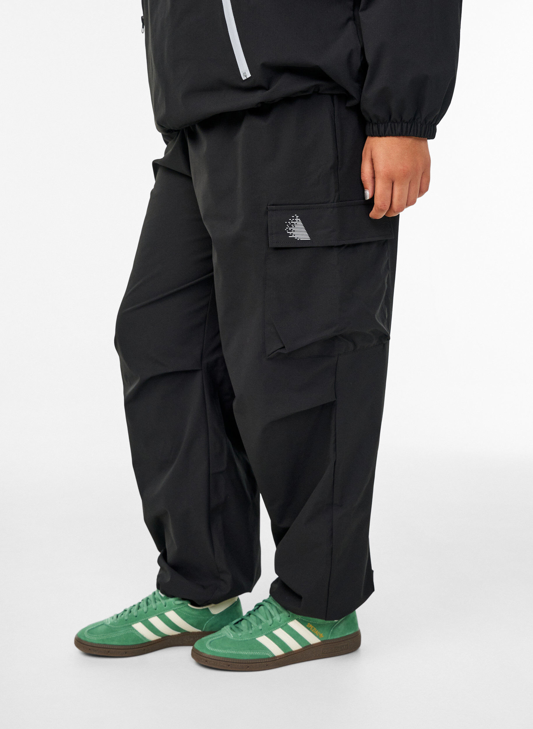 Zizzi Trackpants met cargozakken, Zwart, Model image number 2