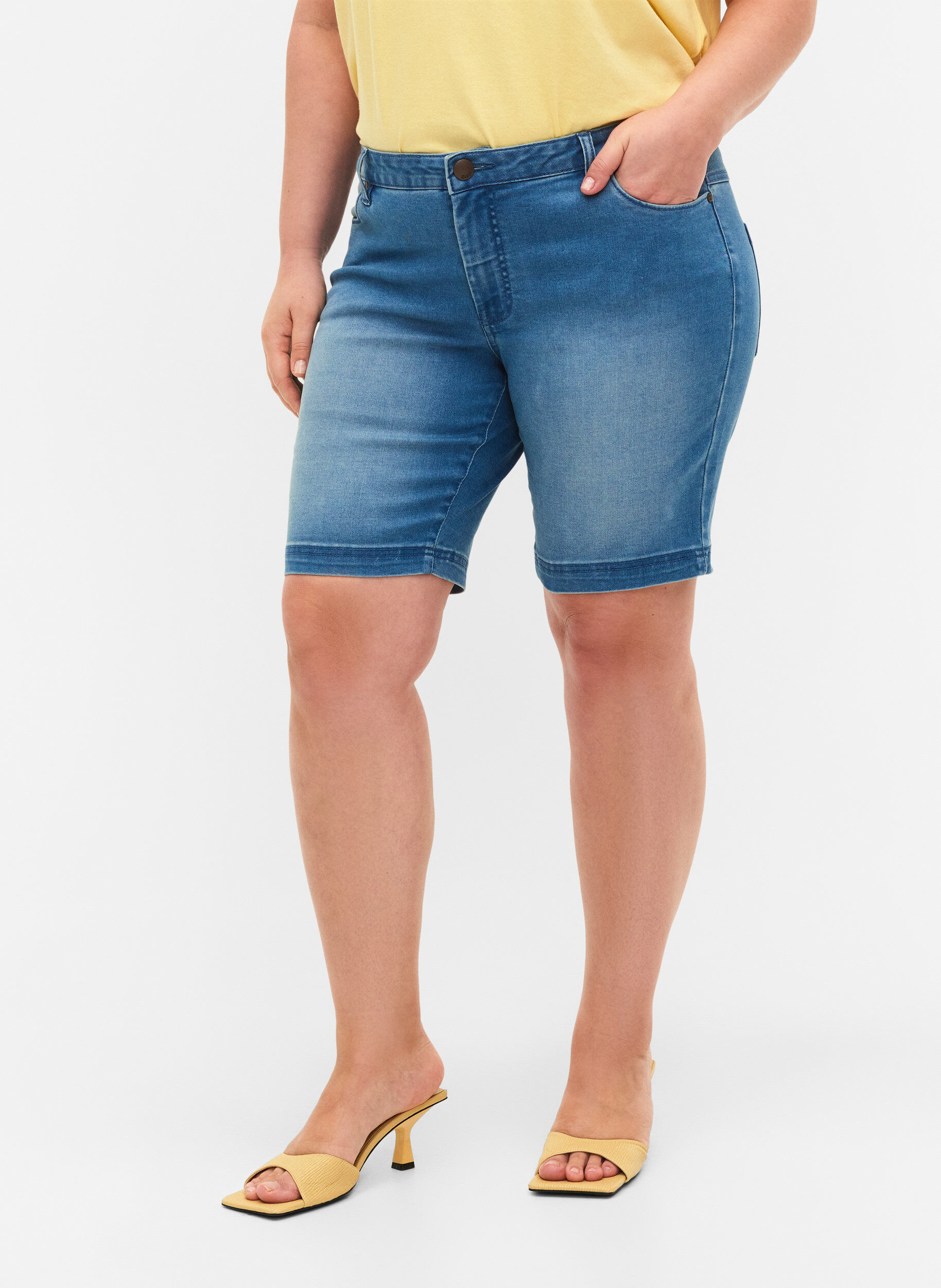 Zizzi slim fit Emily shorts met normale taille, Blauw, Model image number 4