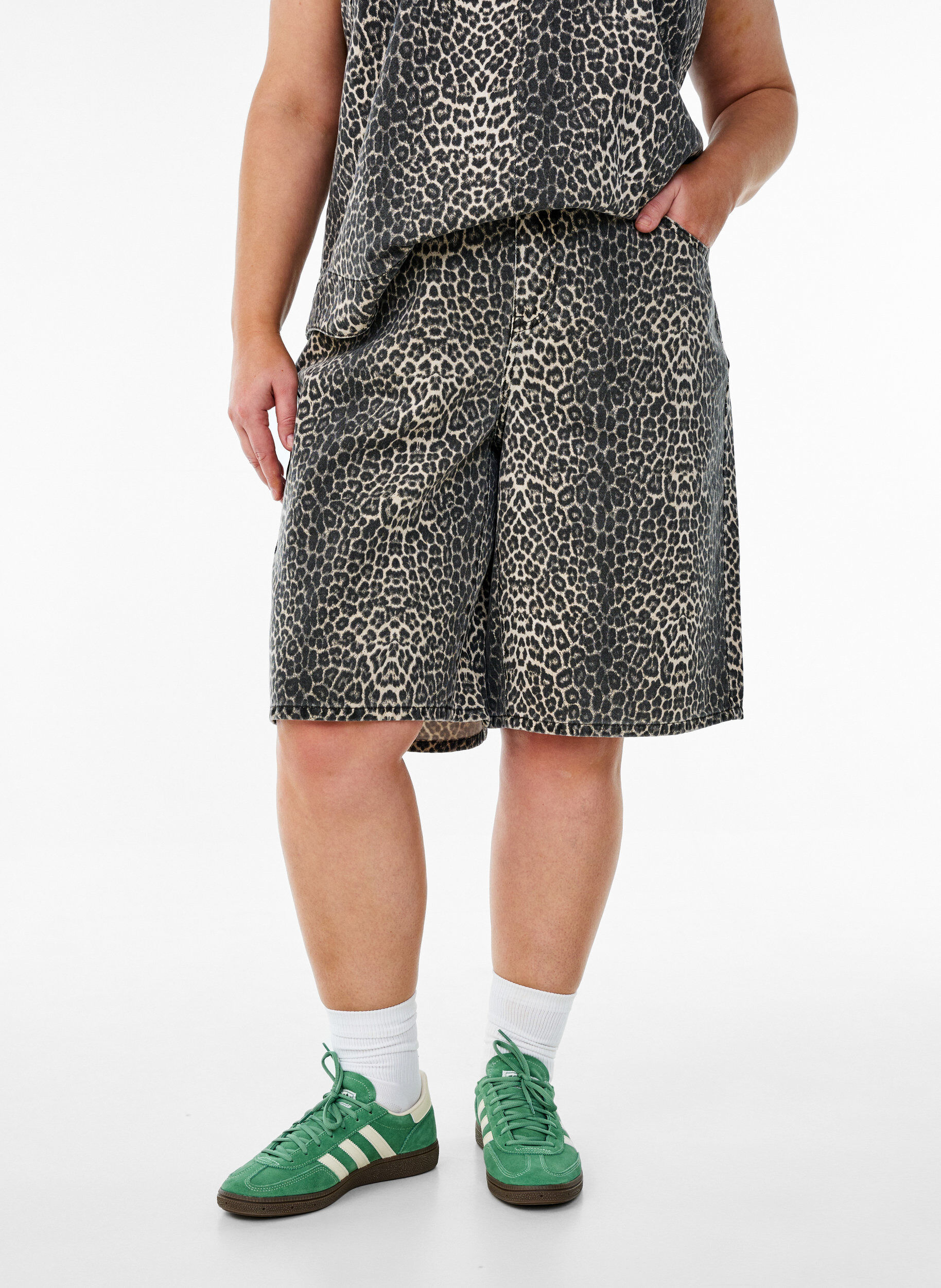 Zizzi Luipaardprint denim bermuda shorts, Bruin, Model image number 2