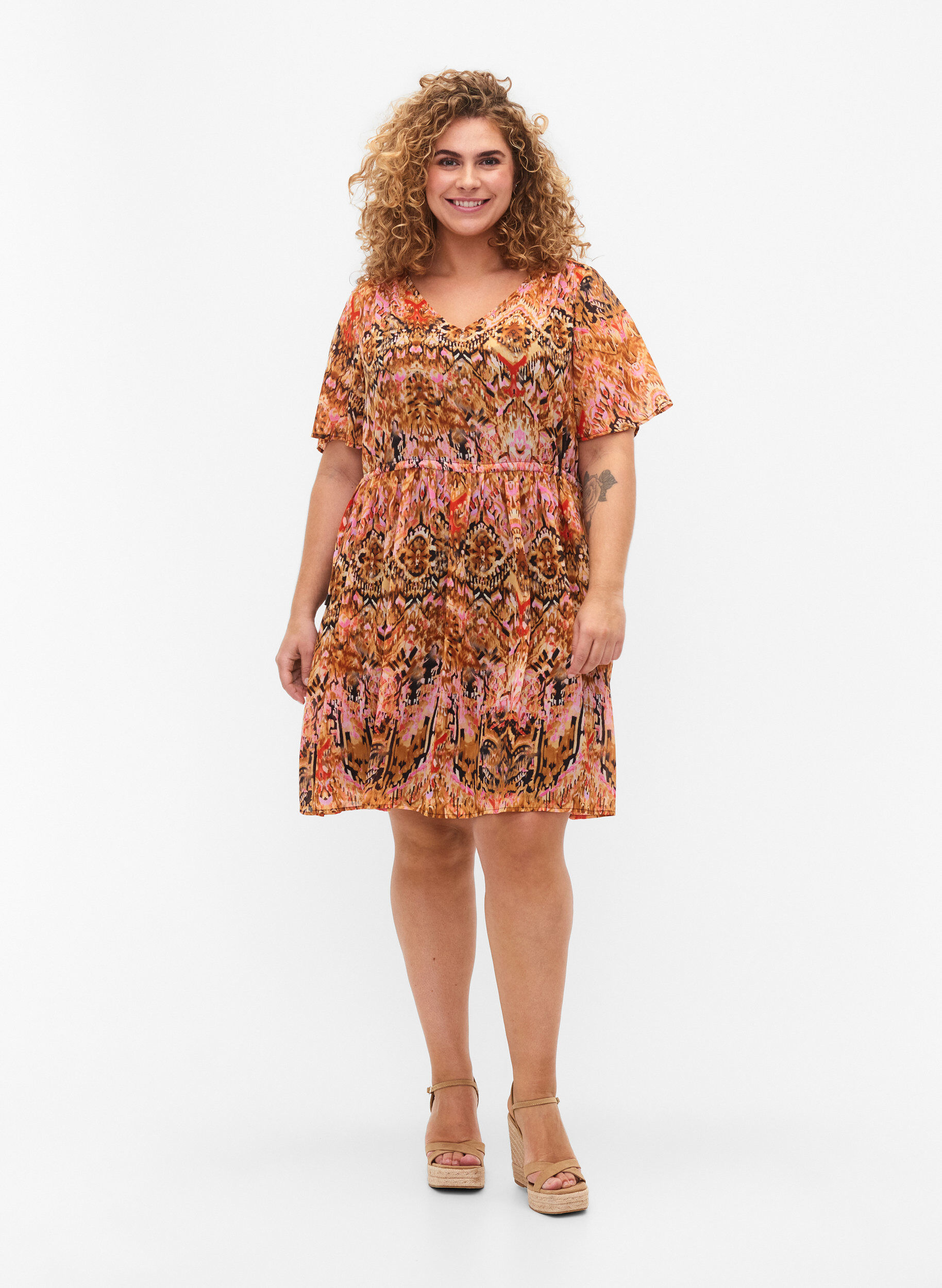 Zizzi Korte jurk met V-hals en print, Colorful Ethnic, Model image number 2