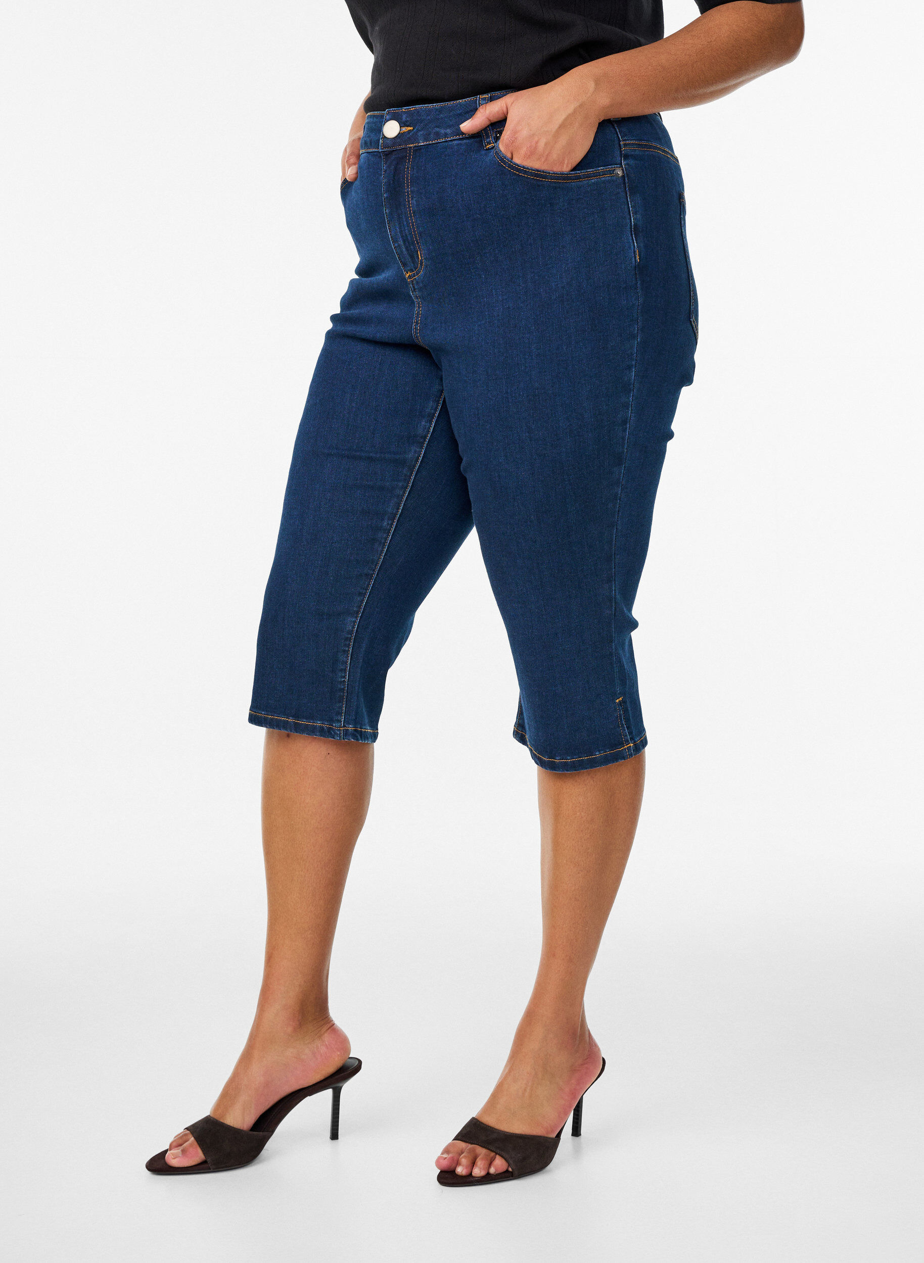 Zizzi High-waist strakke pasvorm capri's in stretch denim, Blauw, Model image number 2