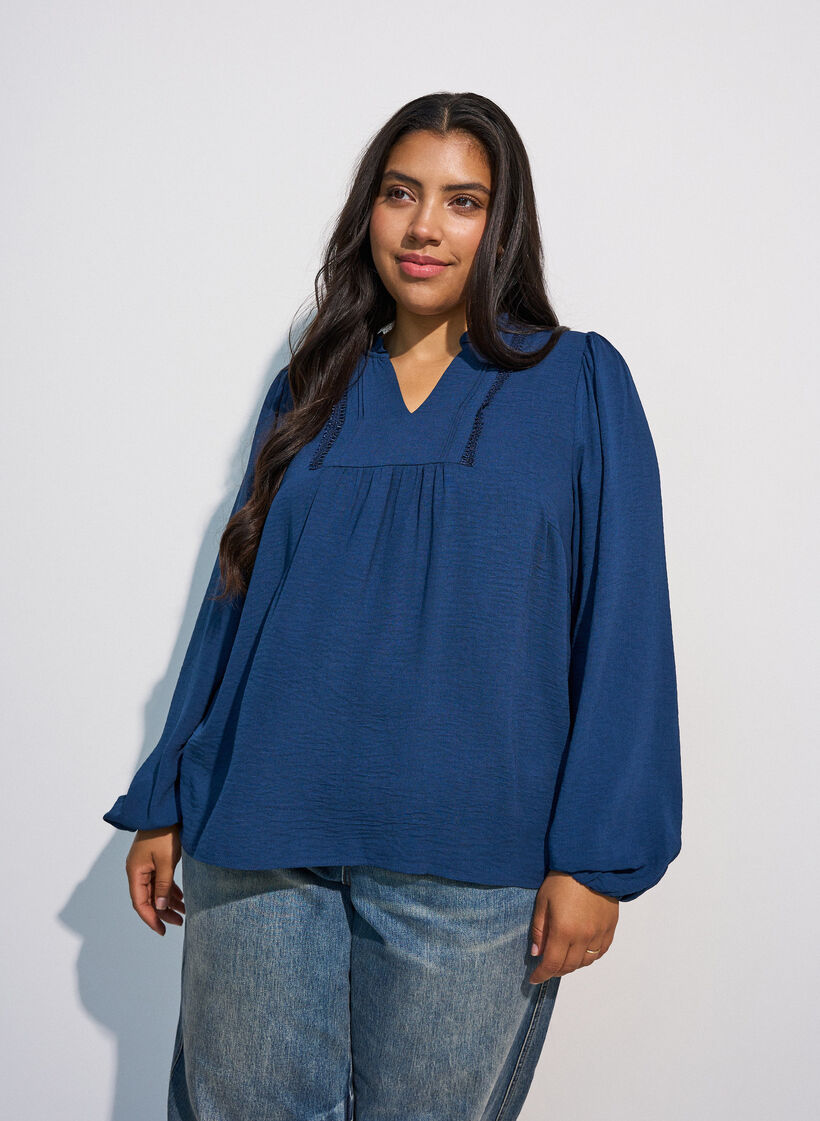 Blouse met V-hals en gehaakte sierband, Blauw, Model image number 0