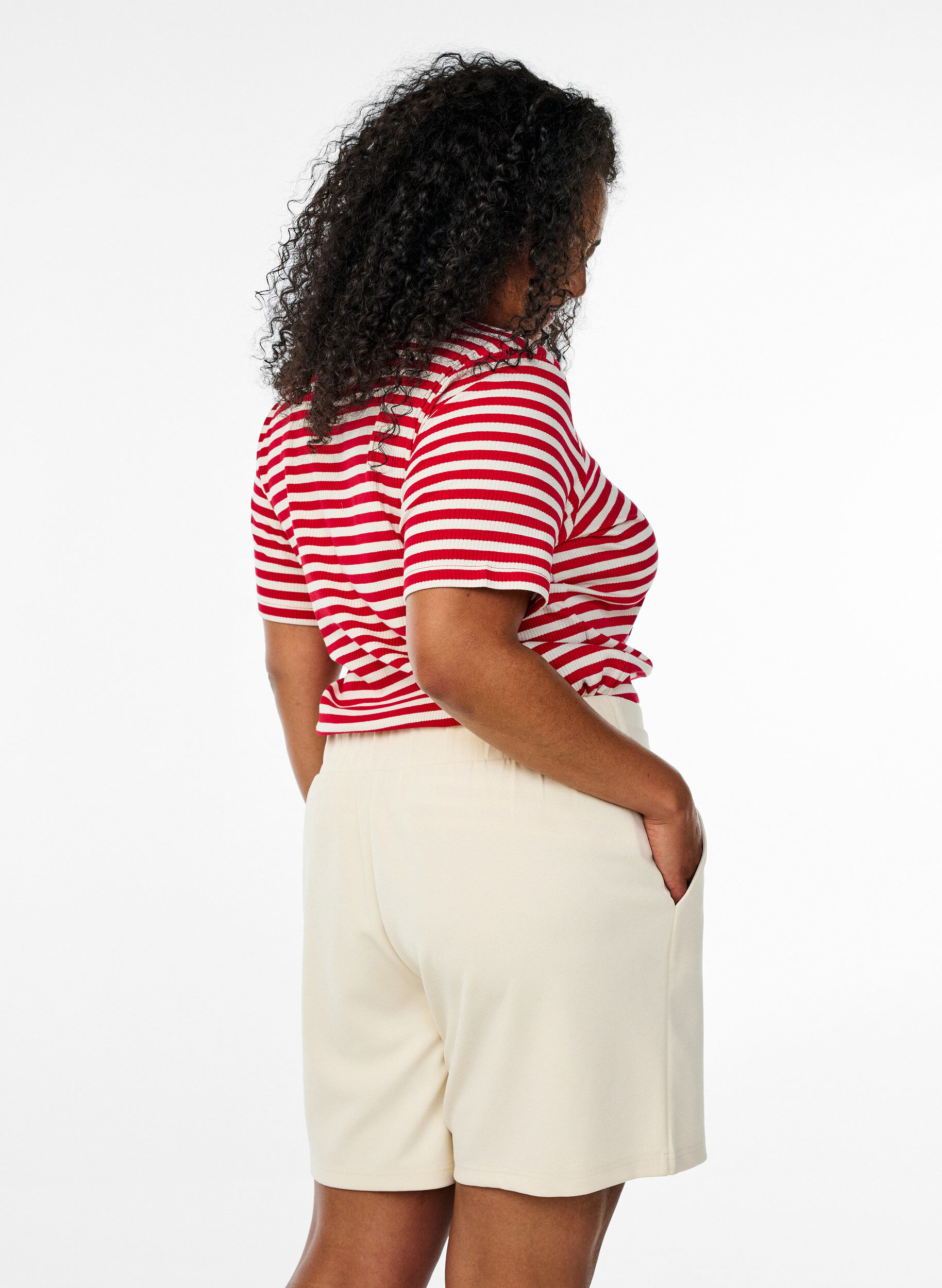 Zizzi Korte broek met zakken en losse pasvorm, Beige, Model image number 2