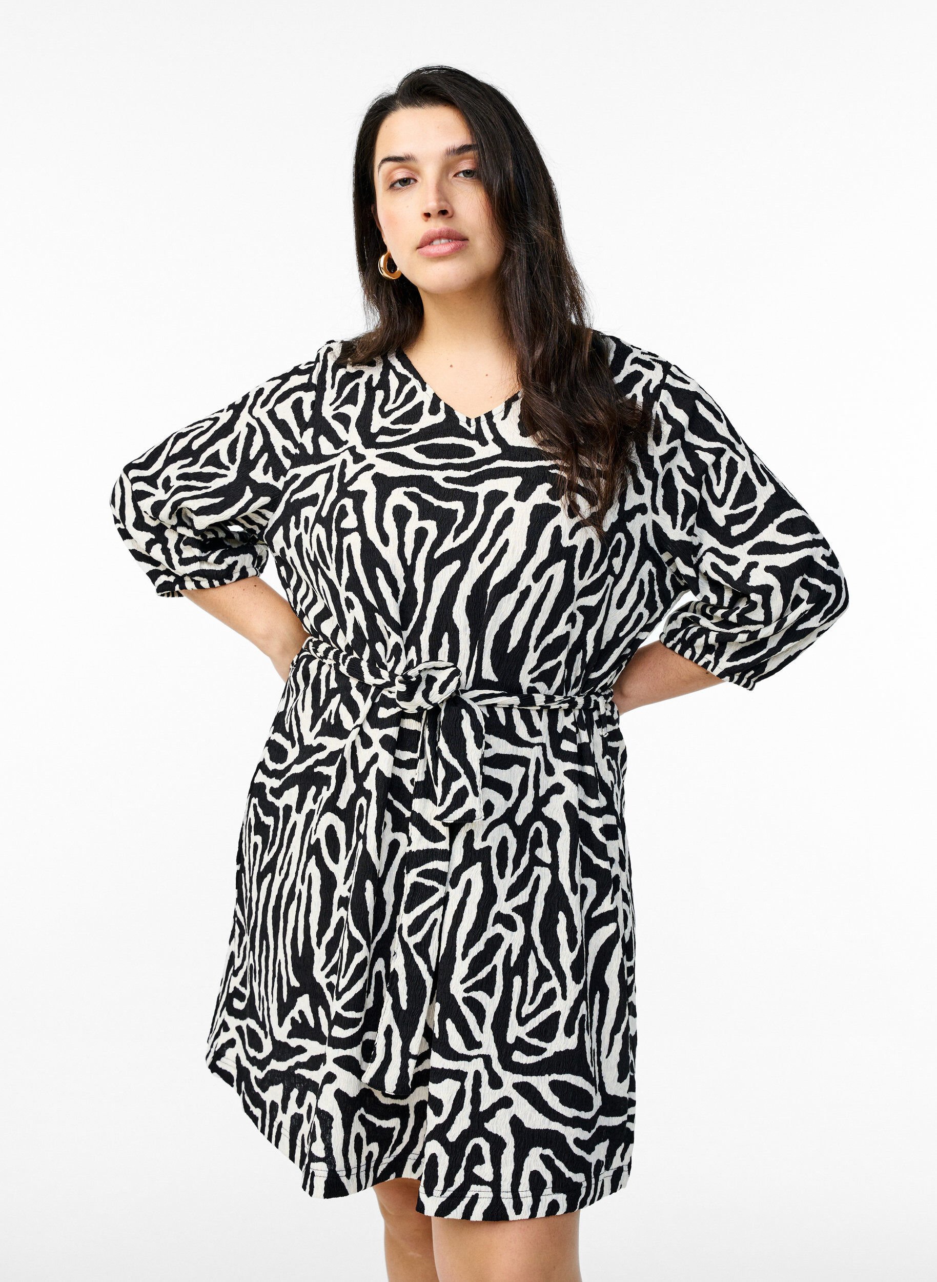 Zizzi Jurk met 3/4 mouwen en zebraprint, Zwart, Model image number 0