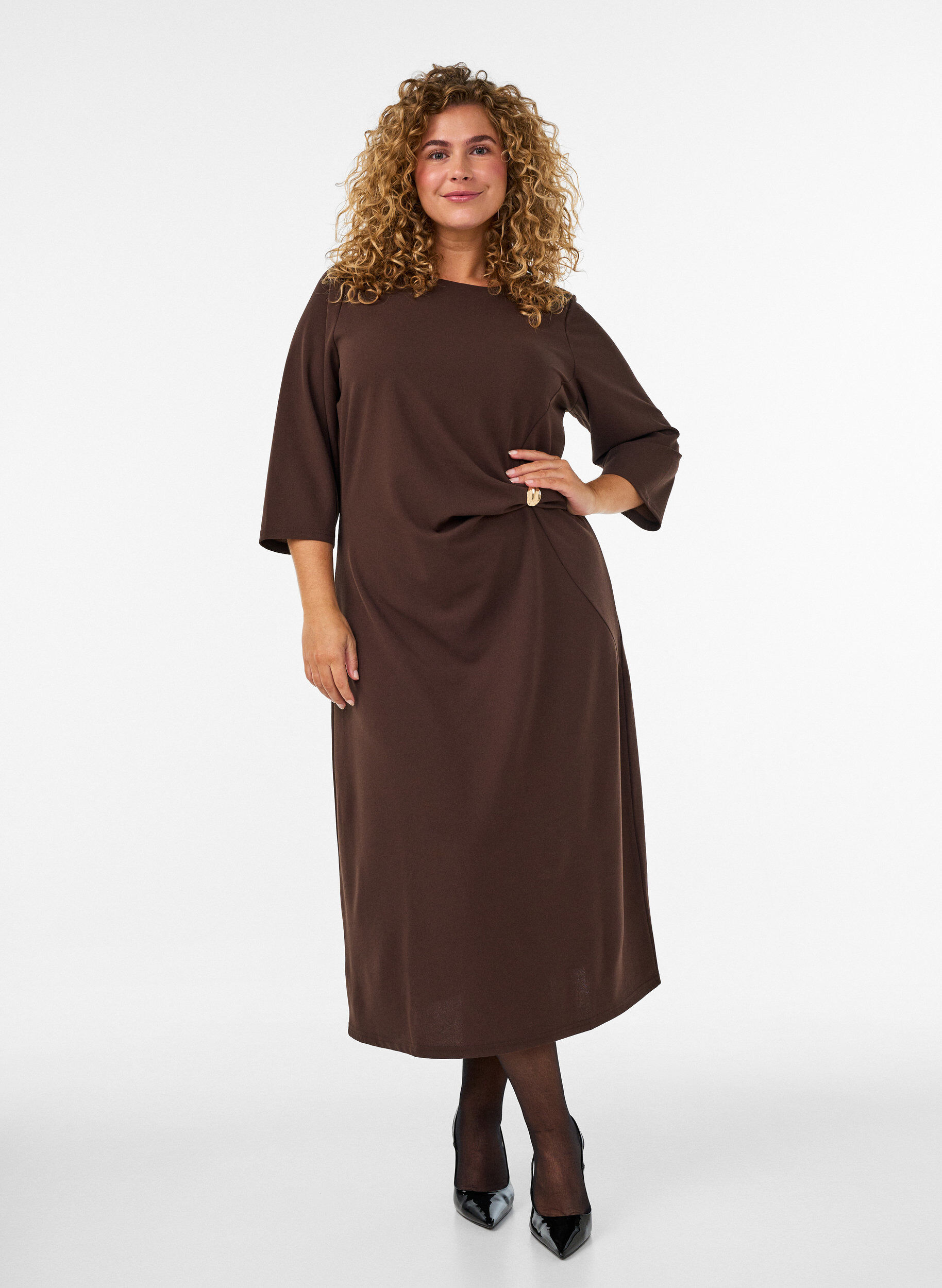 ZizziJersey jurk met drapering en decoratieve gesp, Bruin, Model image number 0