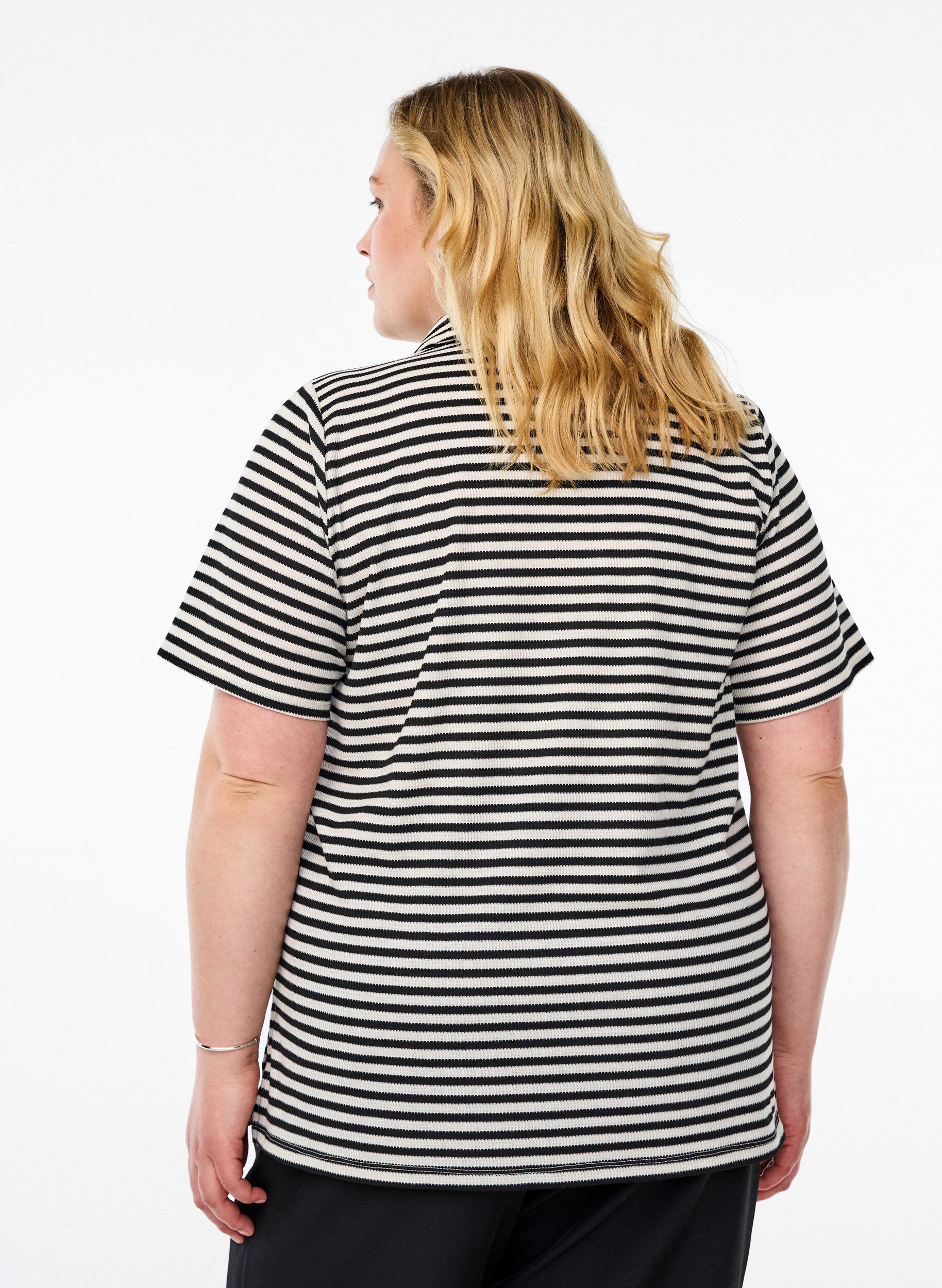 Zizzi Gestreept poloshirt met korte mouwen, Zwart, Model image number 2