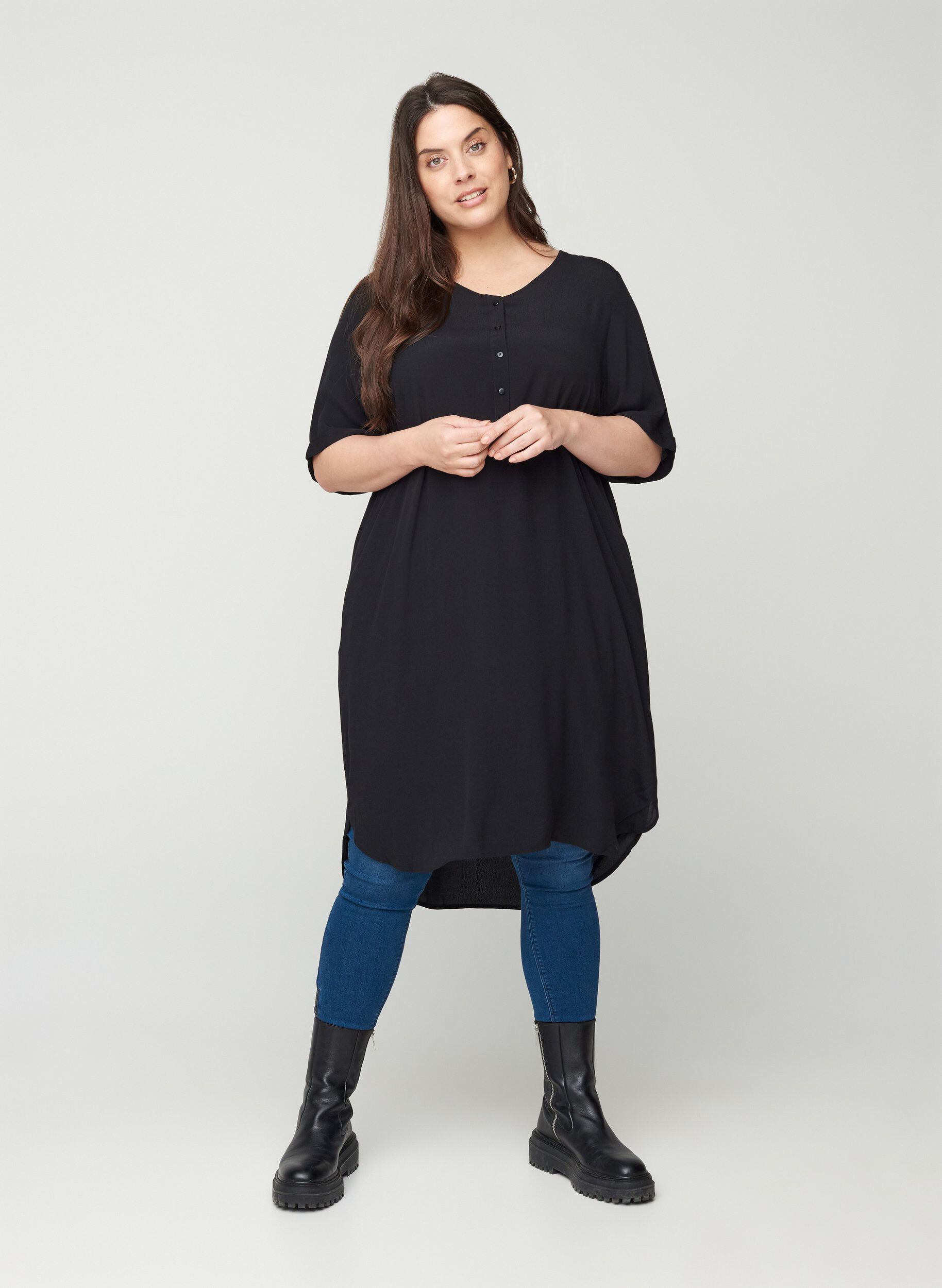Zizzi Viscose jurk met korte mouwen en knopen, Black, Model image number 2