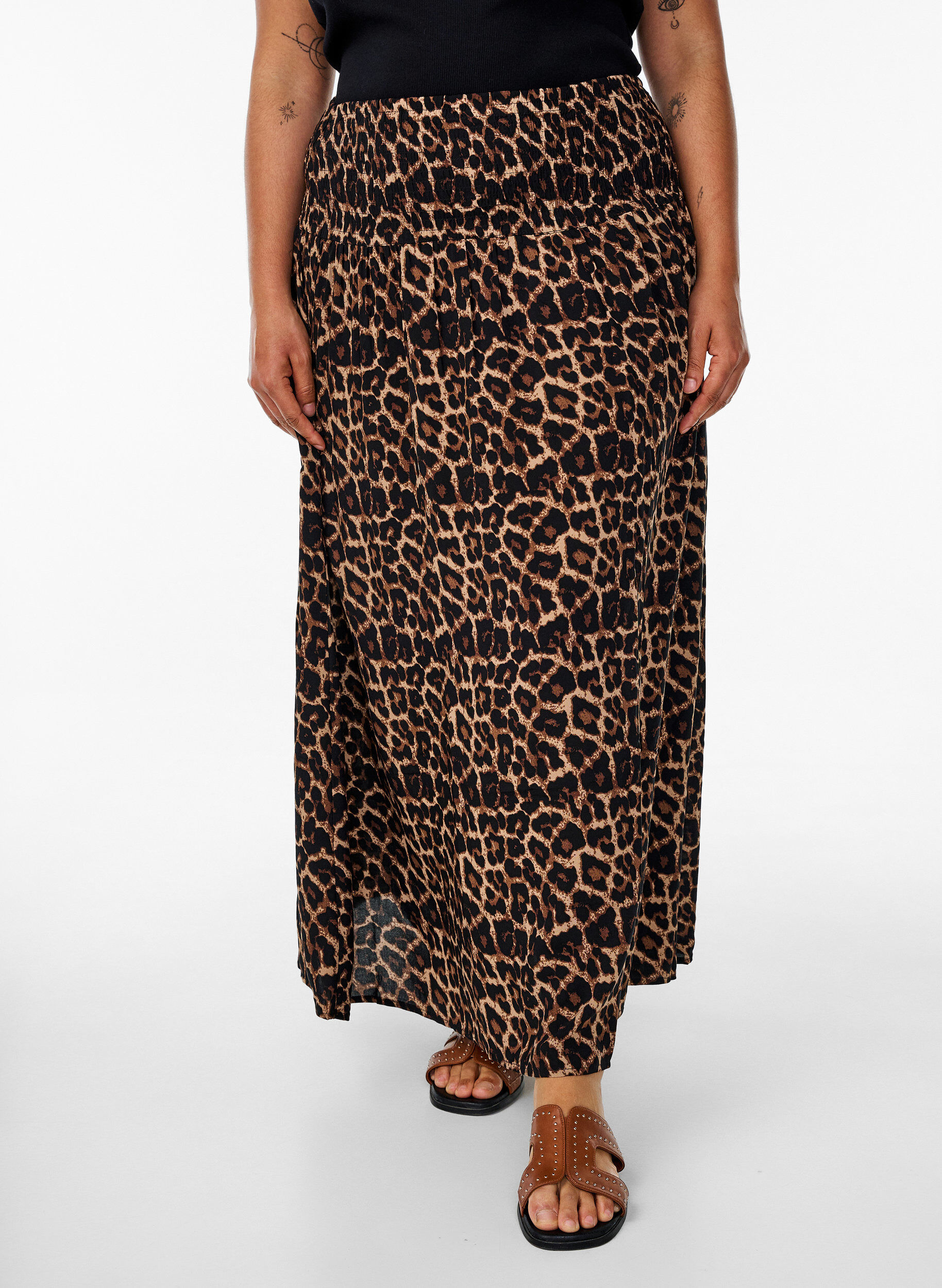 Zizzi FLASH - Maxi rok in viscose met smokwerk, Bruin, Model image number 2