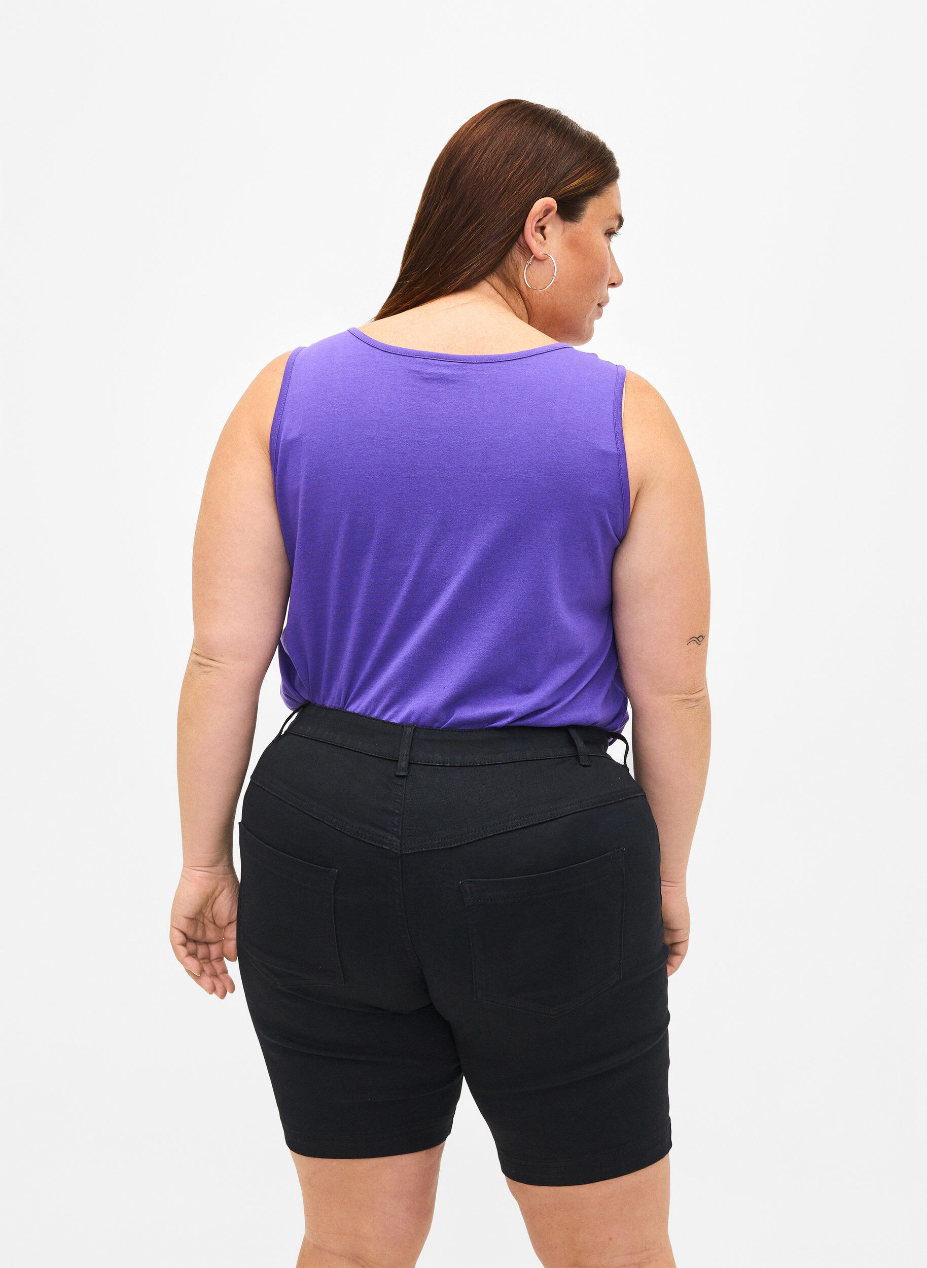 Zizzi slim fit Emily shorts met normale taille, Zwart, Model image number 2