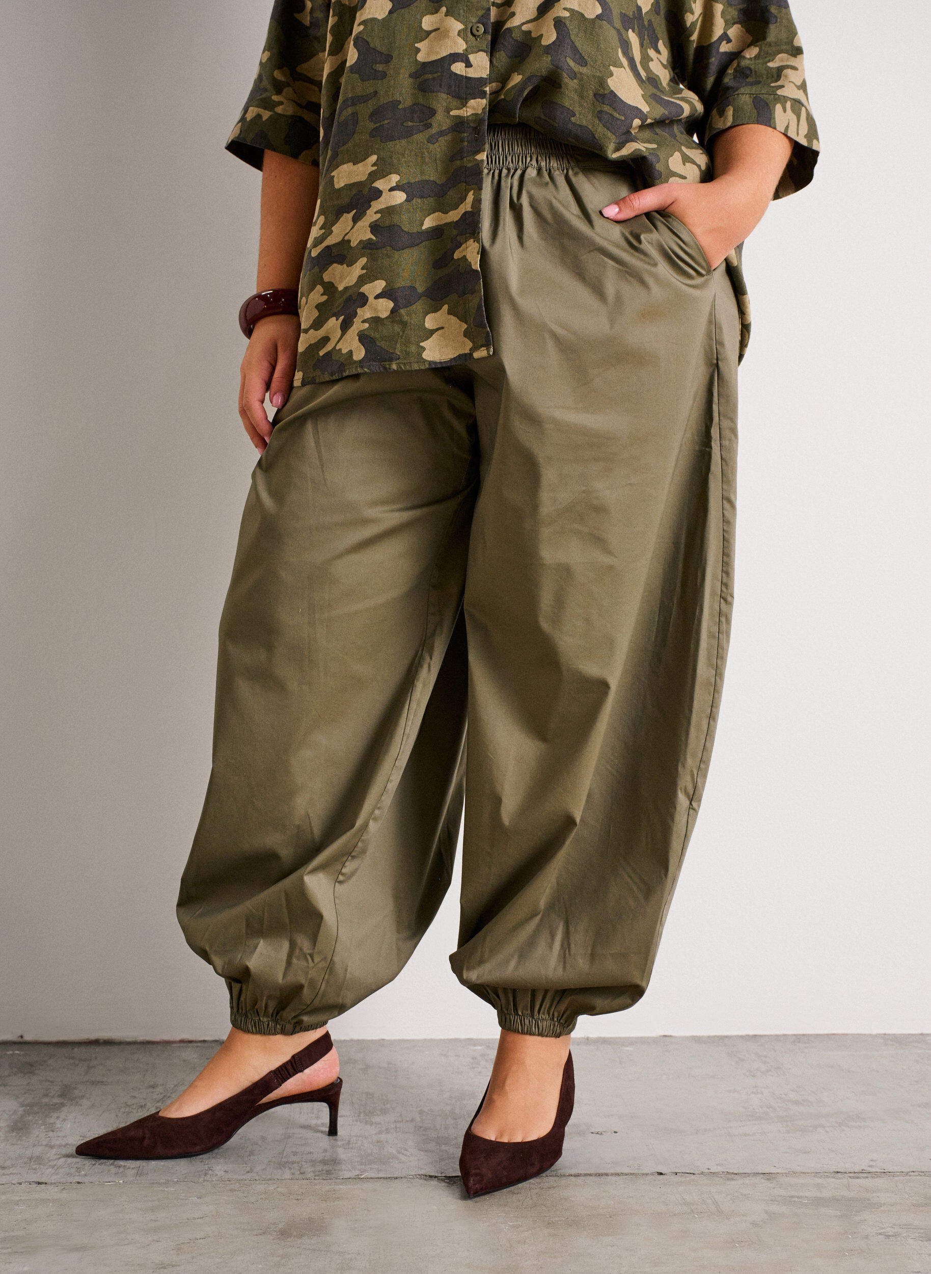 ZizziBallonbroek met zakken en een elastische tailleband, Groen, Model image number 2