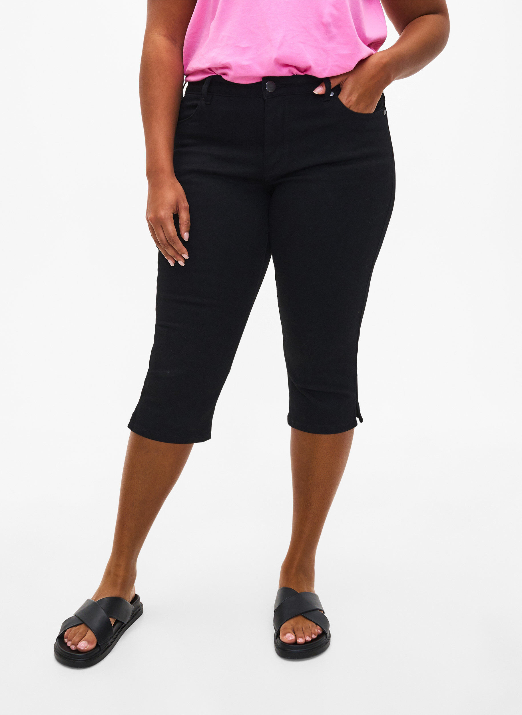 Zizzi Emily slim-fit denim capribroeken, Black, Model image number 2