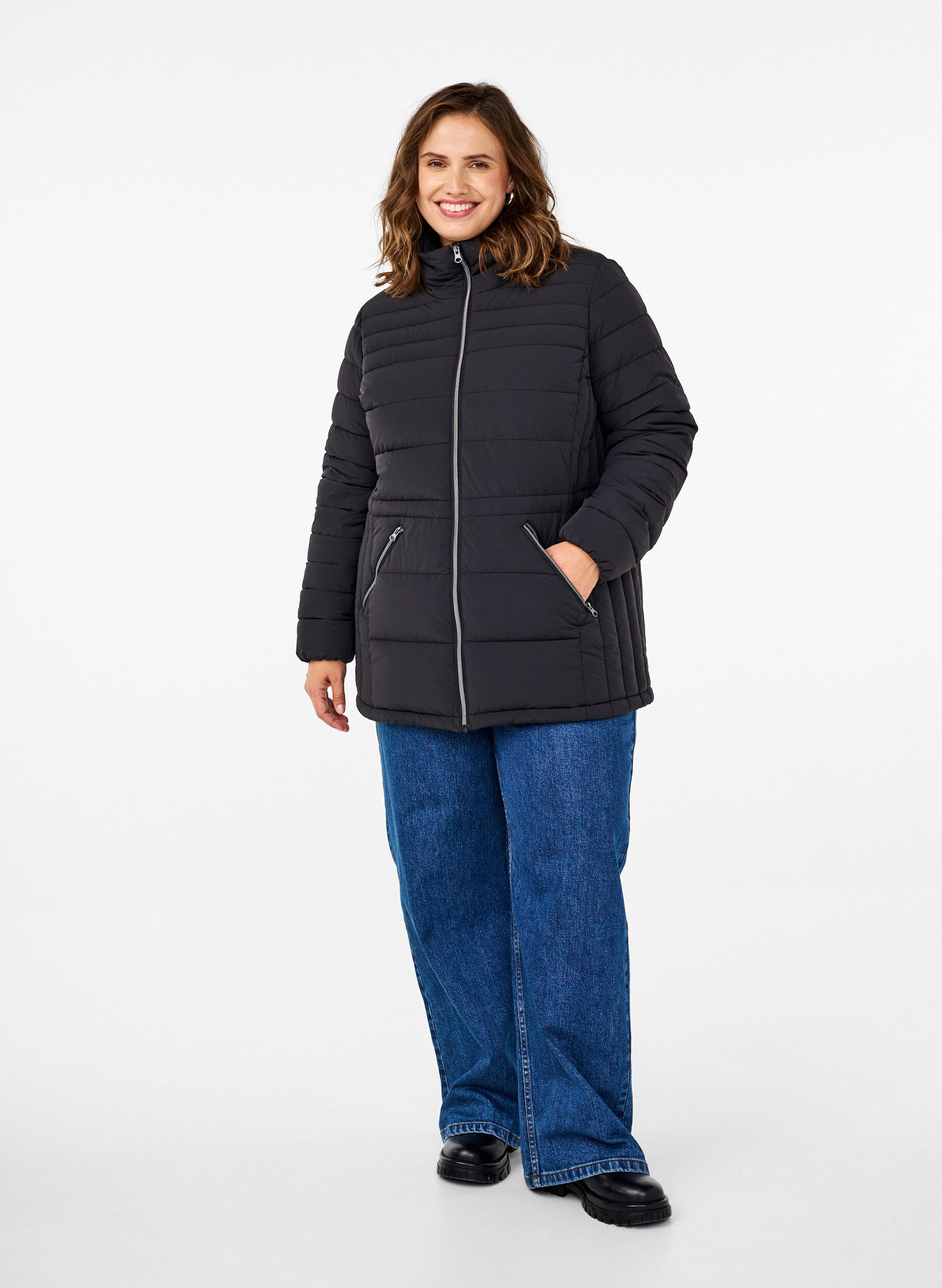 Zizzi Korte puffer jas met zakken, Zwart, Model image number 1