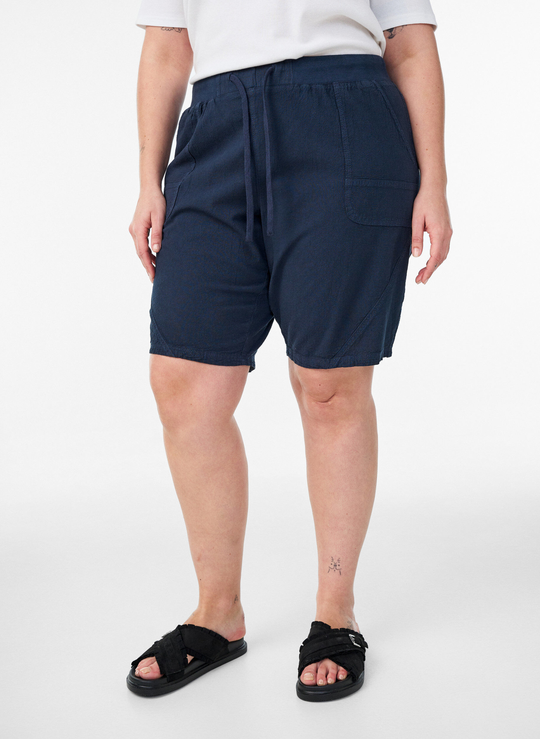 Zizzi Losse katoenen short met zakken, Blauw, Model image number 3