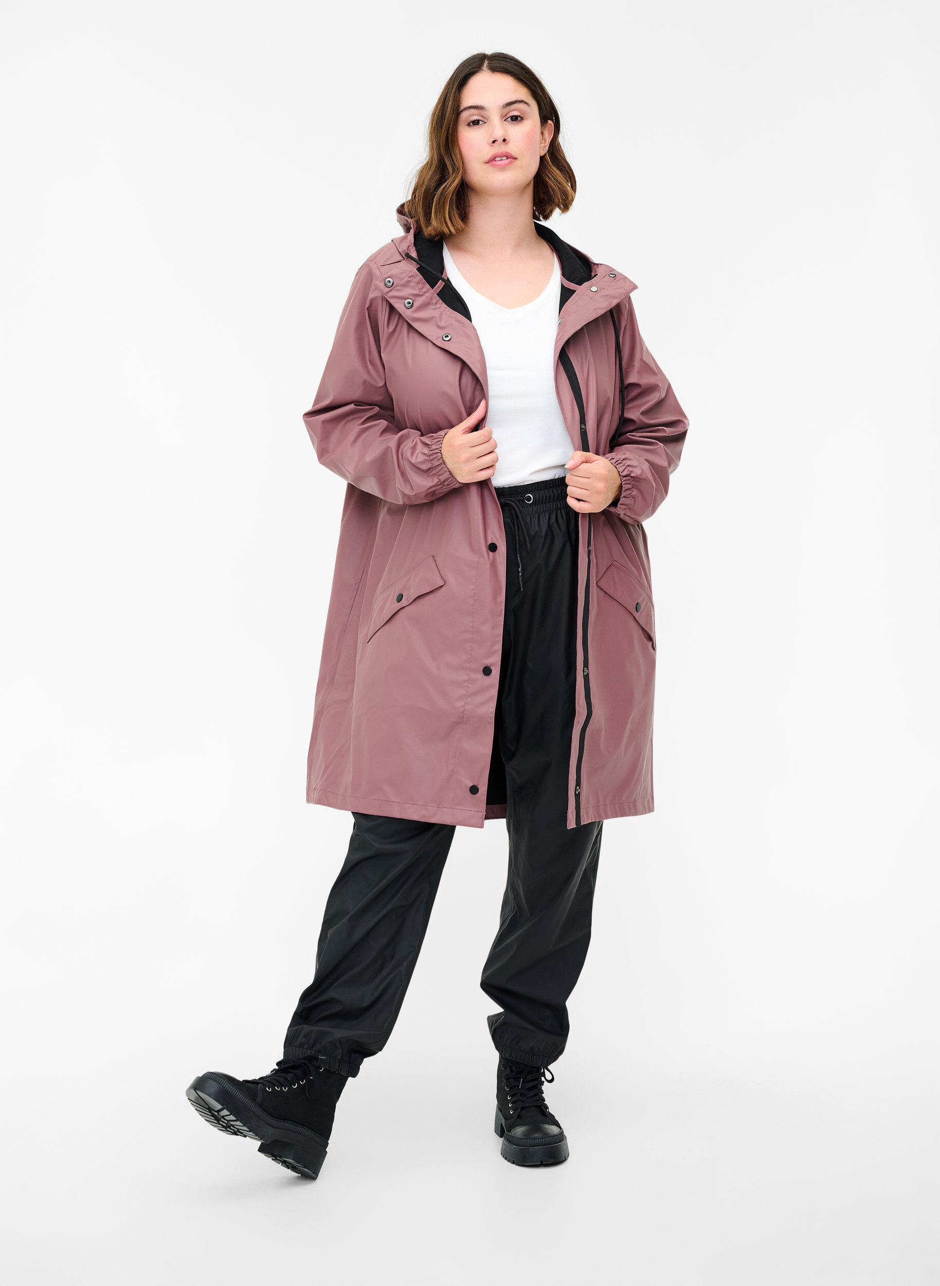 Zizzi Regenjas met capuchon en knoopsluiting, Rose Taupe, Model image number 2