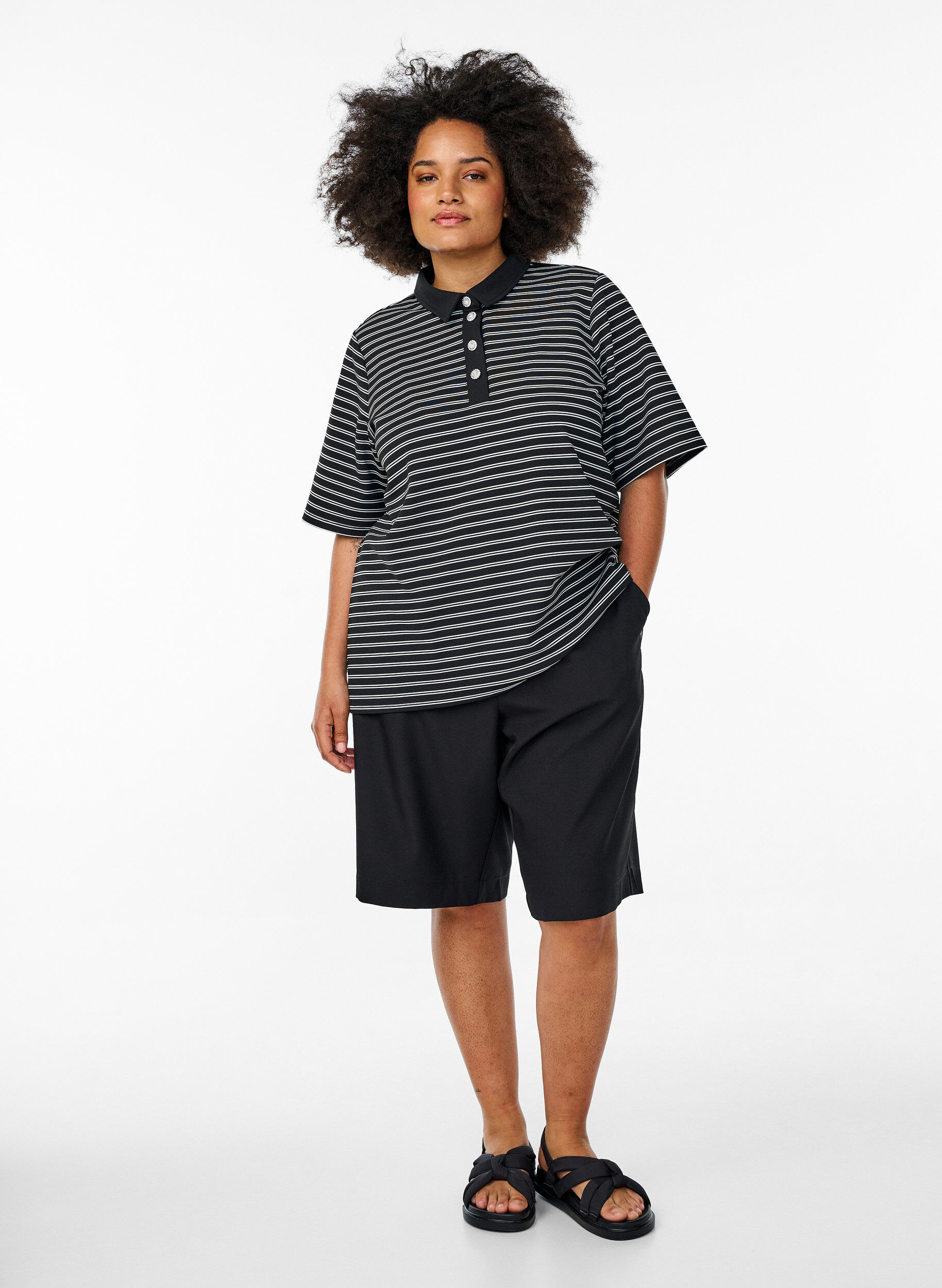 Zizzi Gestreept poloshirt met korte mouwen en rits, Zwart, Model image number 1