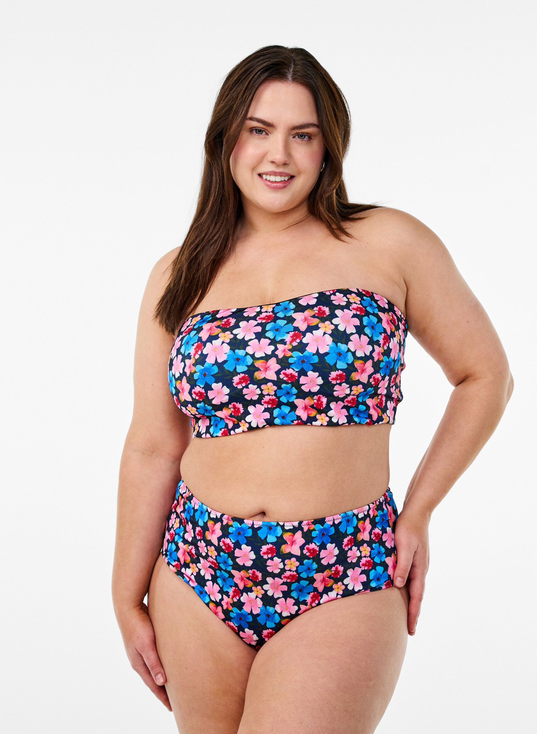 Hoog getailleerde bloemrijke bikini broekjes, Rood, Model