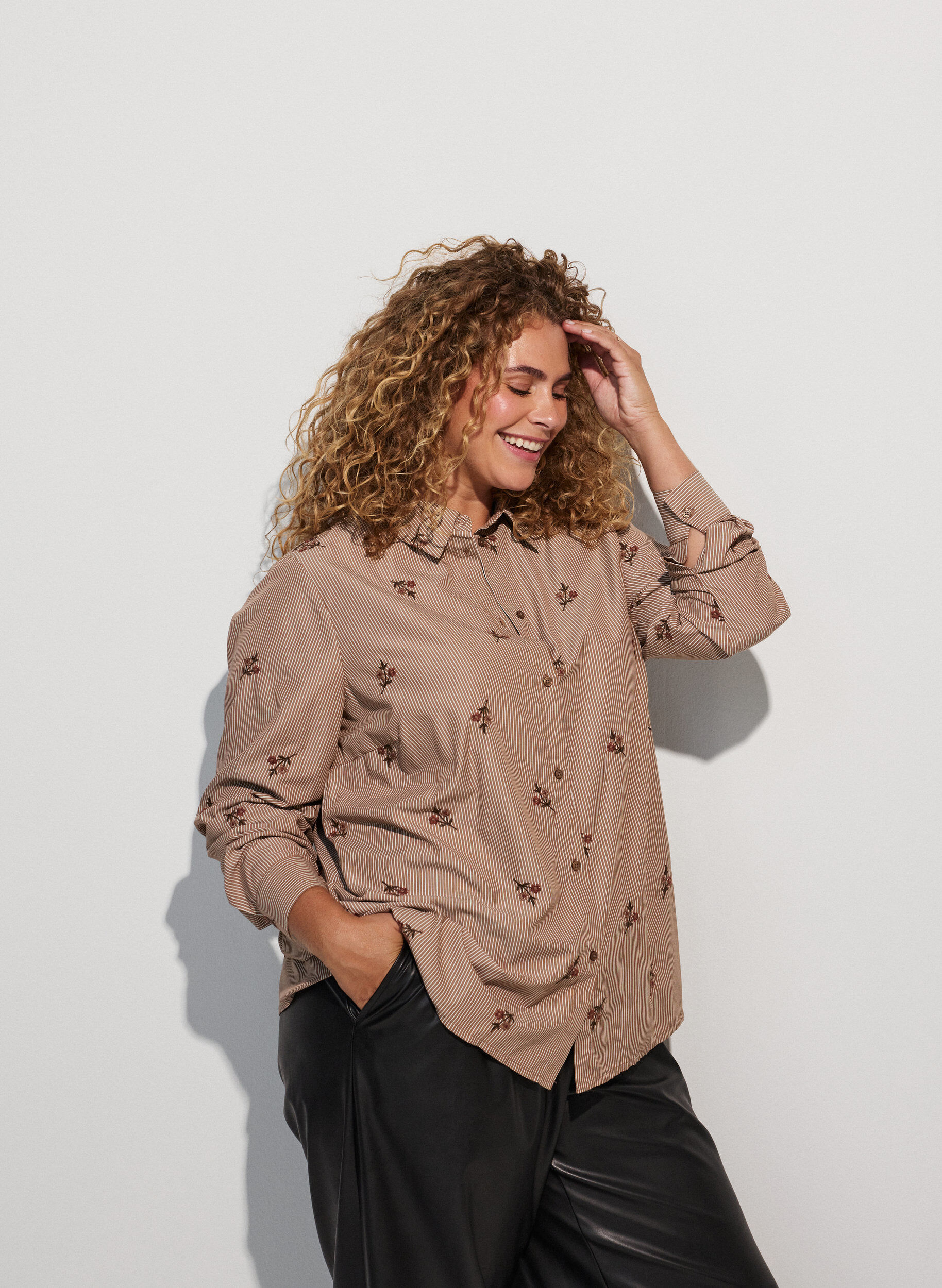 Gestreept shirt met geborduurde bloemen, Bruin, Model