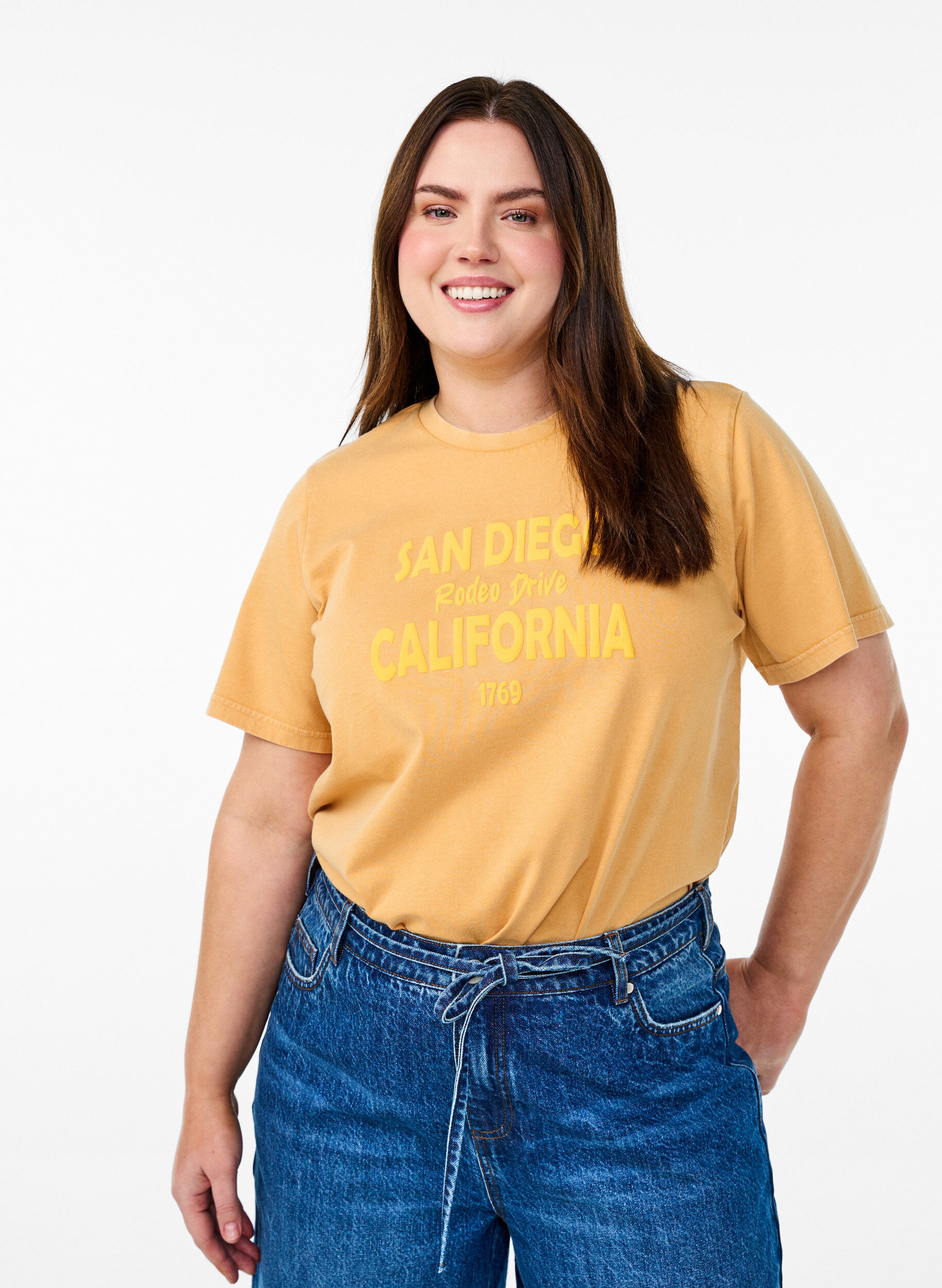 T-shirt in biologisch katoen met een coole print, Geel, Model