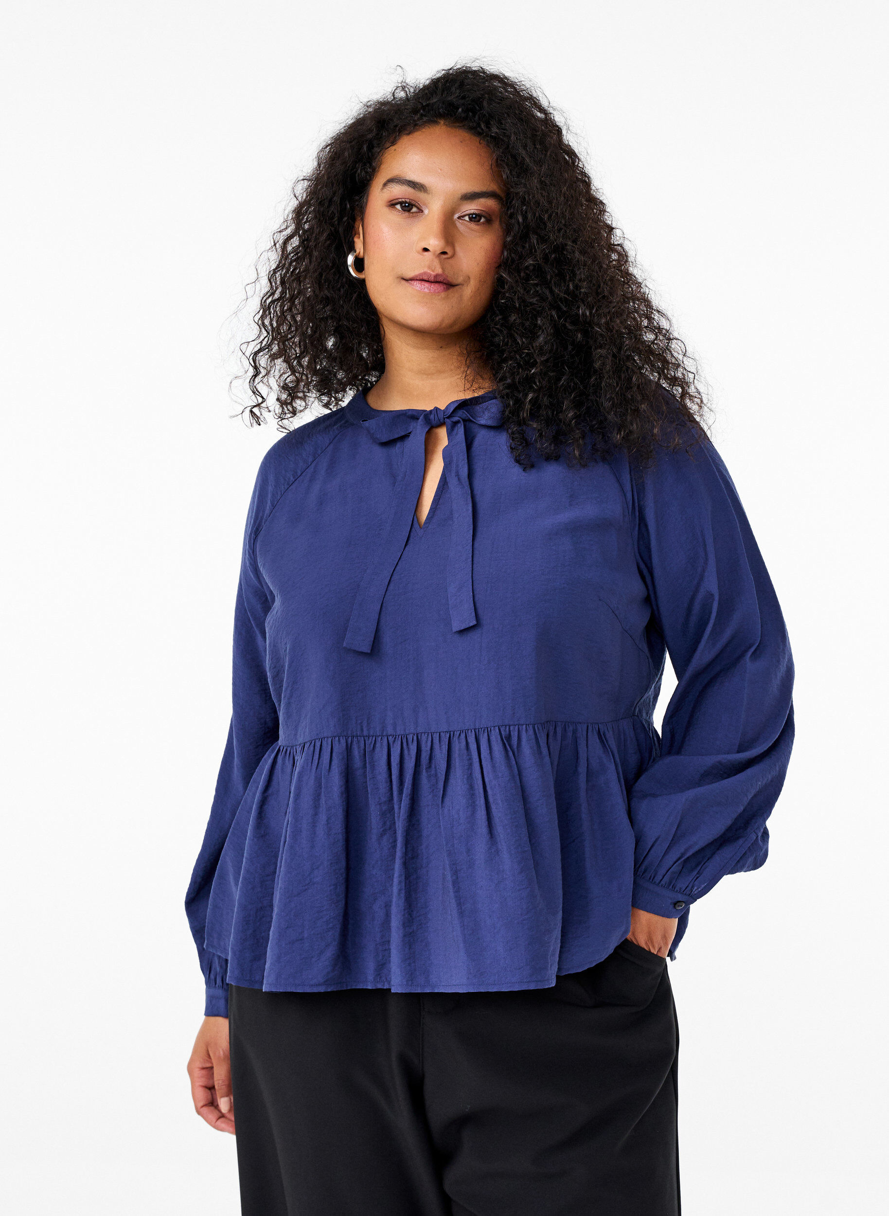 Zizzi Blouse met strik en lange mouwen, Blauw, Model image number 0