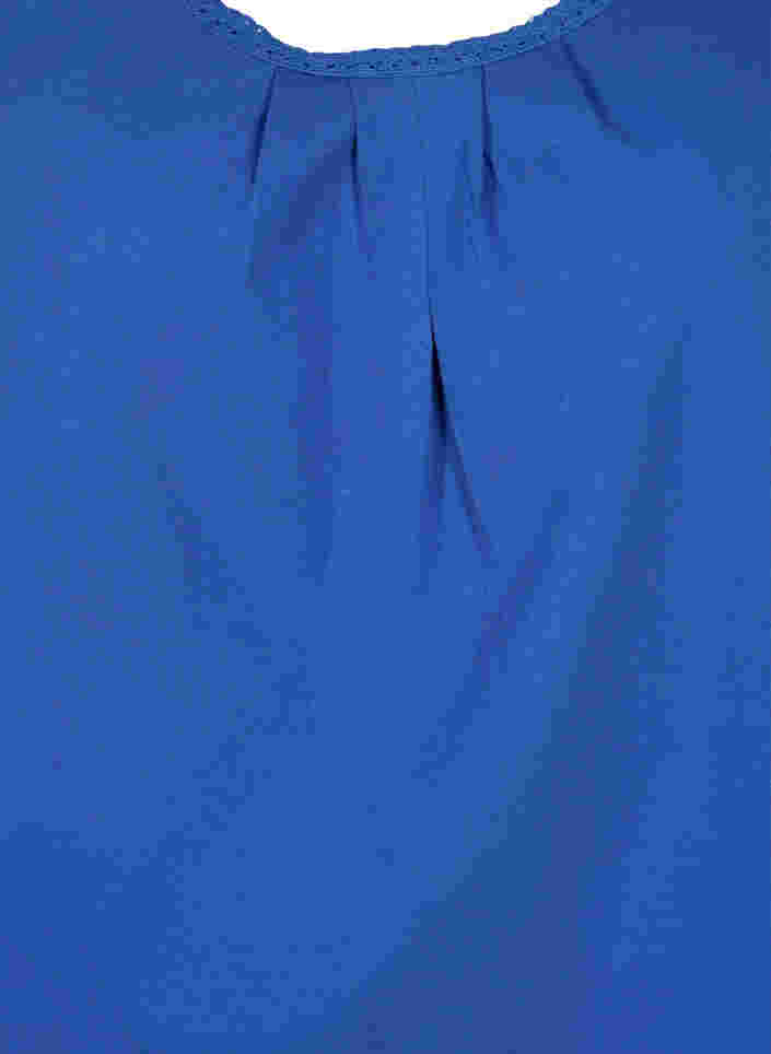Katoenen top met ronde hals en kanten rand, Dazzling Blue, Packshot image number 2