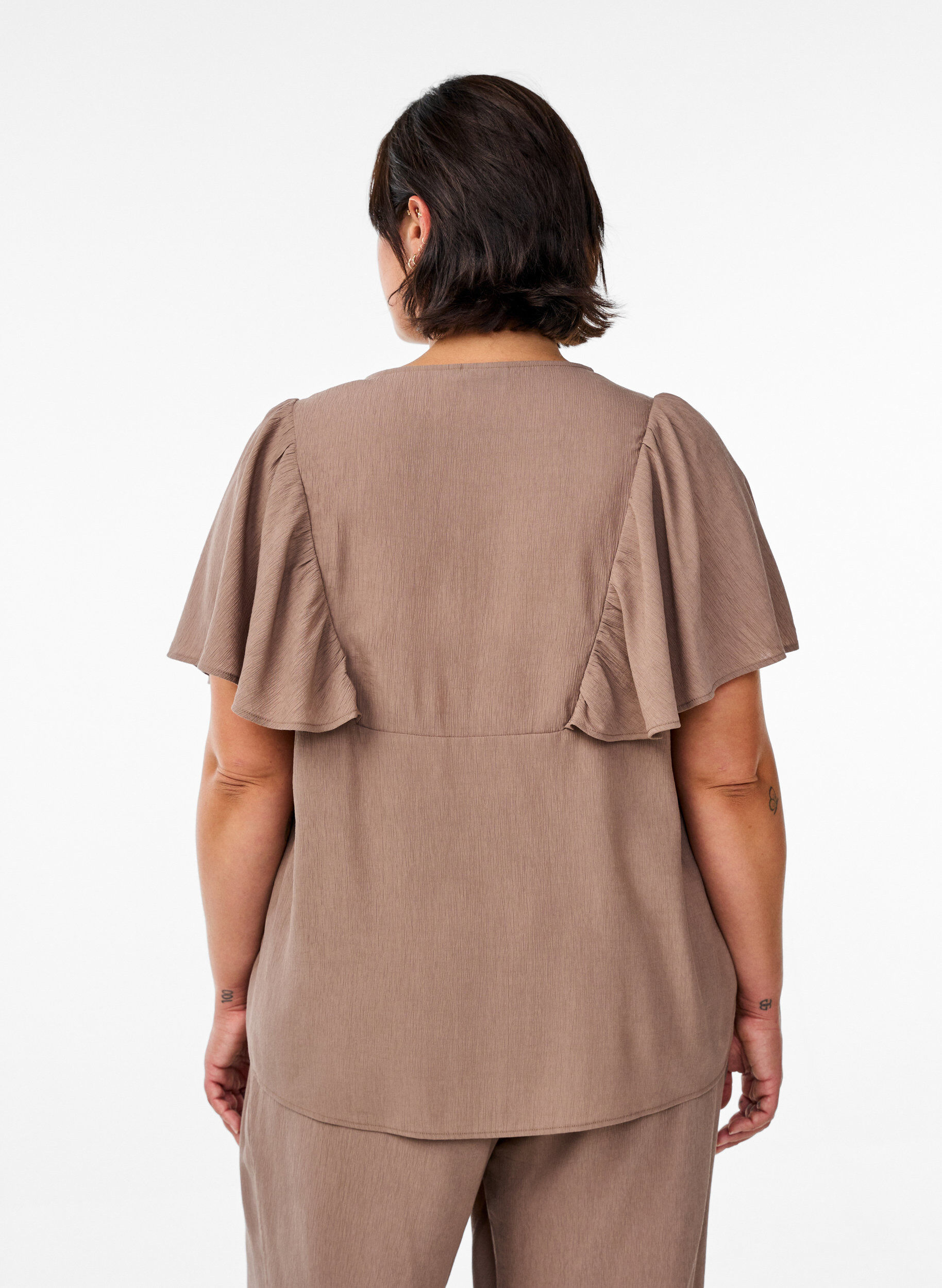 Zizzi Blouse met korte mouwen met ruches, Bruin, Model image number 2