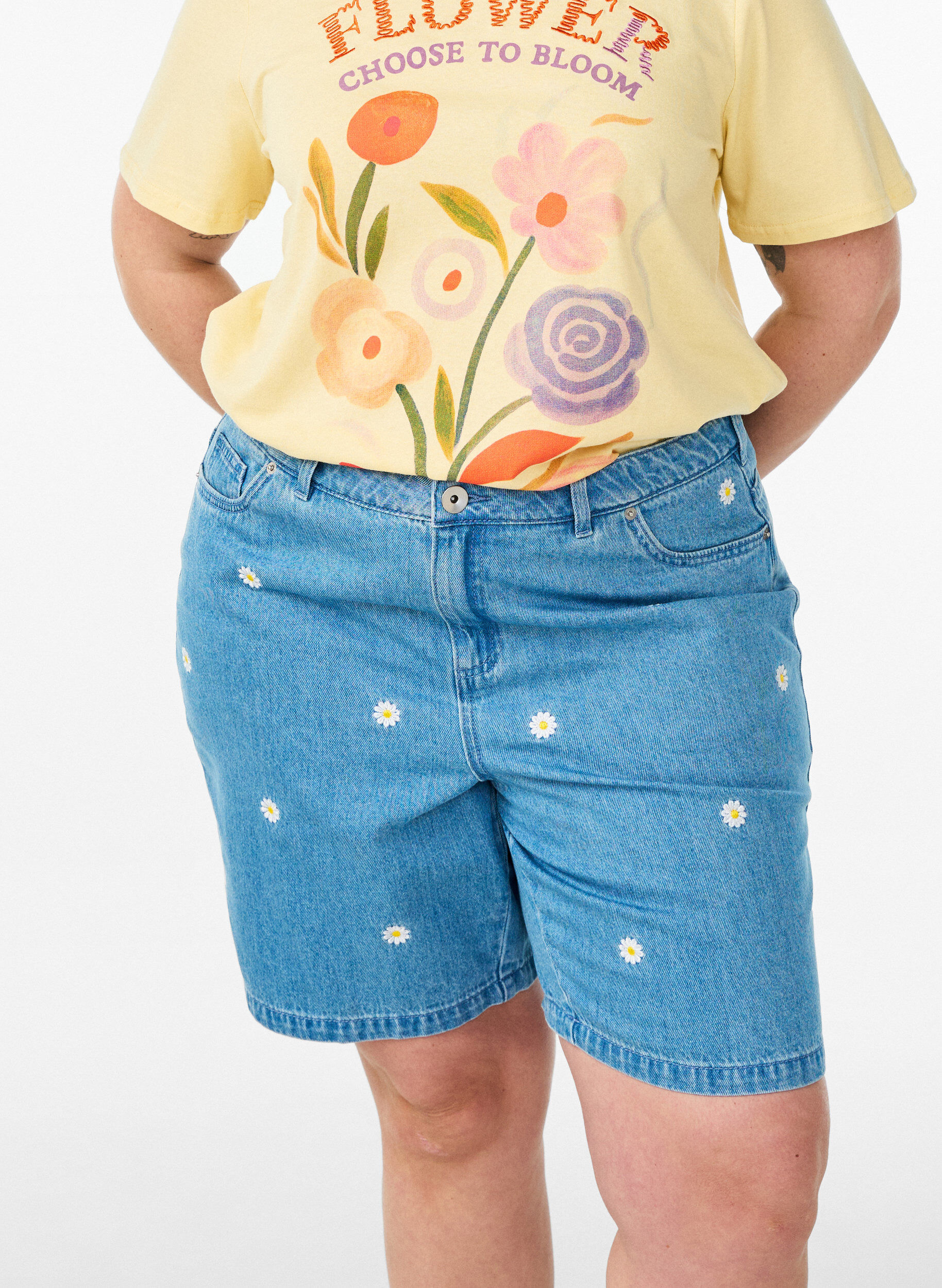 Zizzi High waist denimshorts met bloemenborduursel, Blauw, Model image number 3