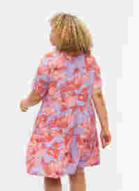 Viscose jurk met korte mouwen en a-lijn, Lavender Flower, Model