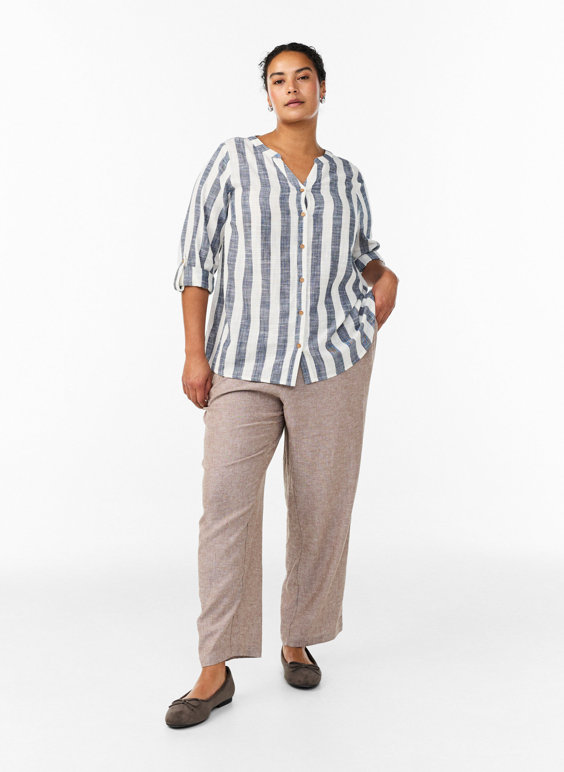 Zizzi Katoenen blouse met V-hals, Blauw, Model image number 1