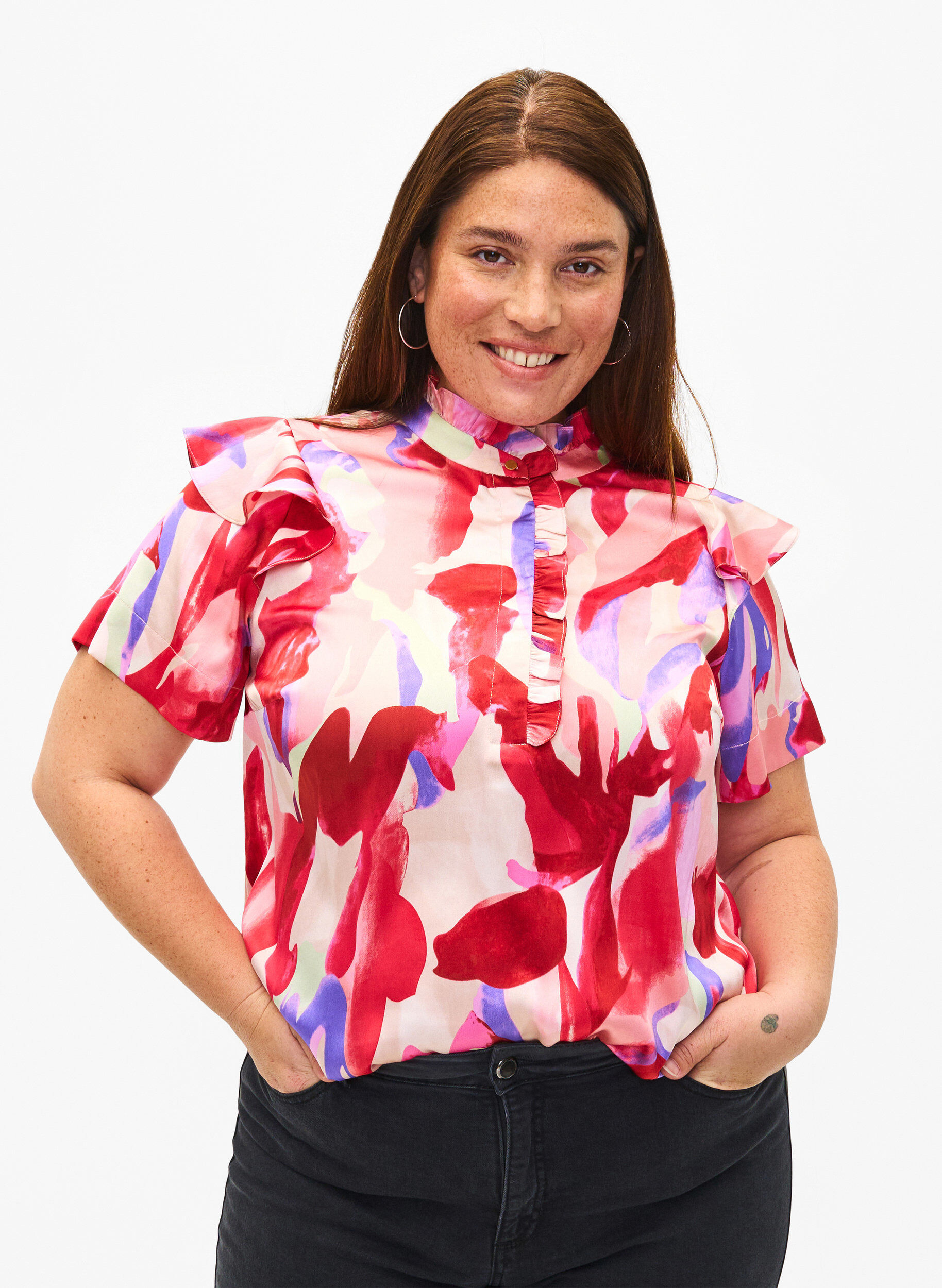 Zizzi Satijnen shirtblouse met print en ruches, Geranium Graphic AOP, Model image number 0