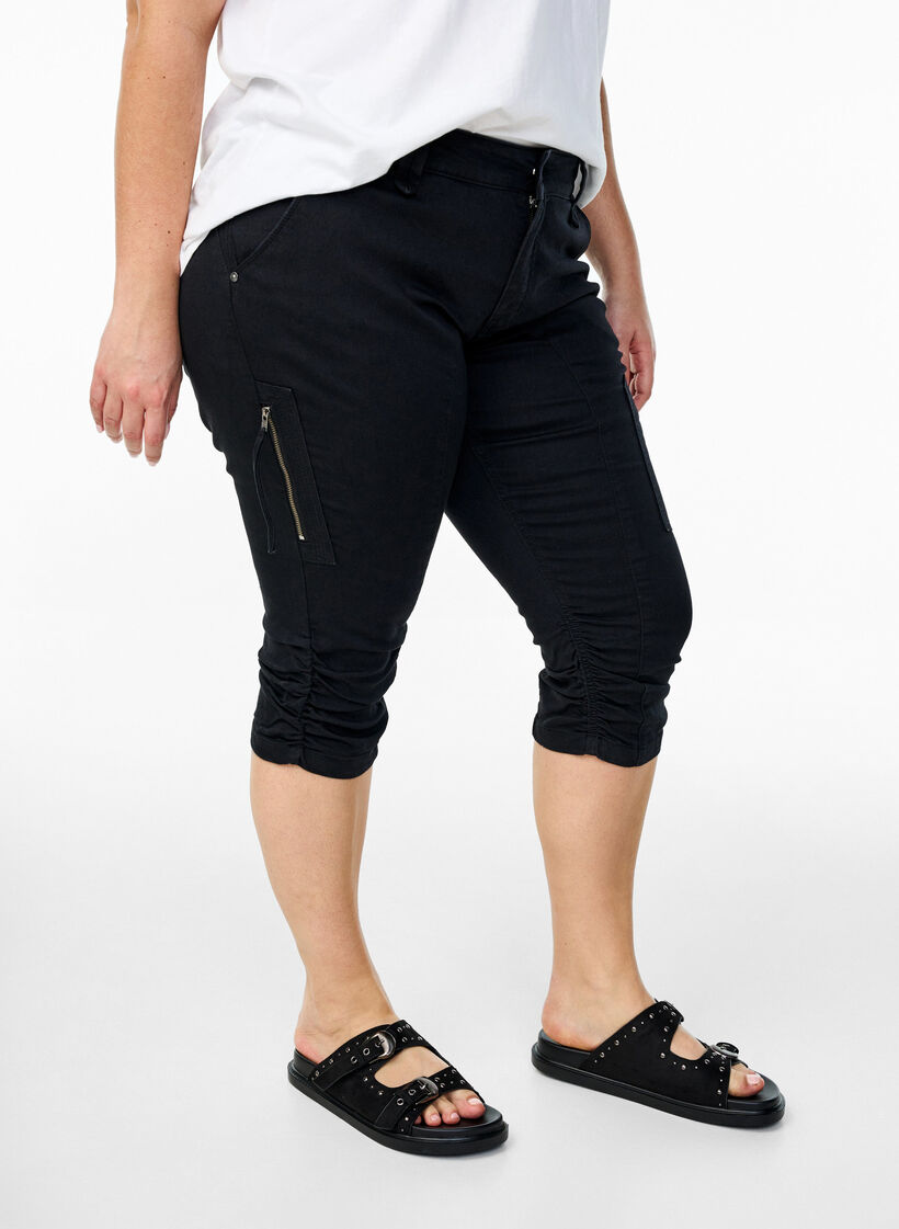 Slim fit capri jeans met zakken, Zwart, Model image number 2